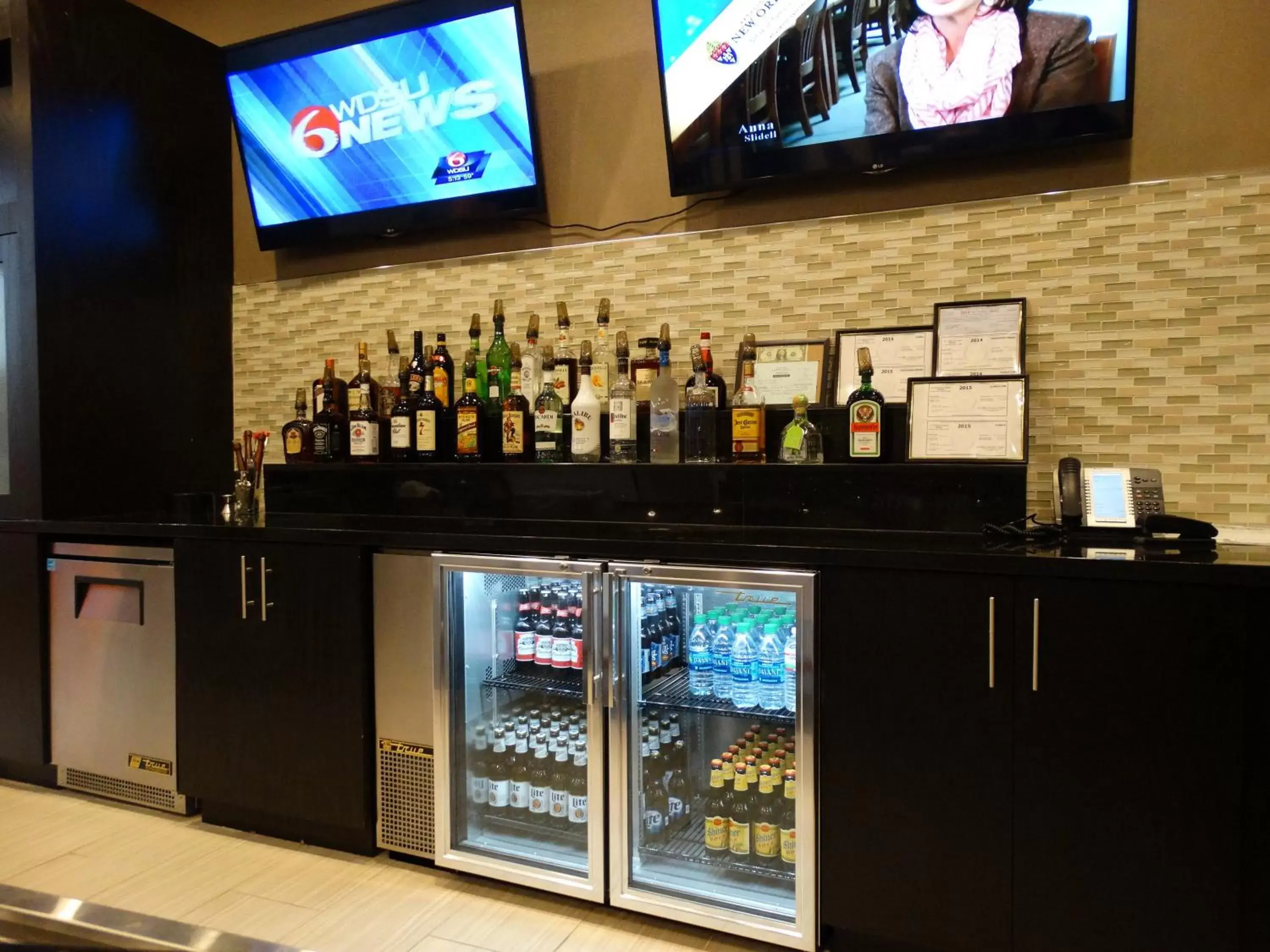 Lounge or bar, TV/Entertainment Center in Holiday Inn Covington, an IHG Hotel