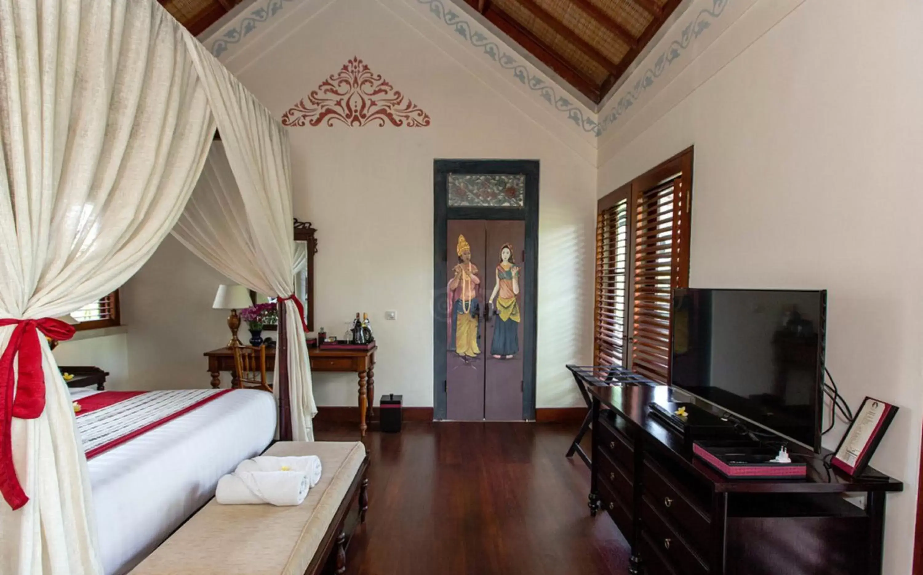 bunk bed, TV/Entertainment Center in Dwaraka The Royal Villas