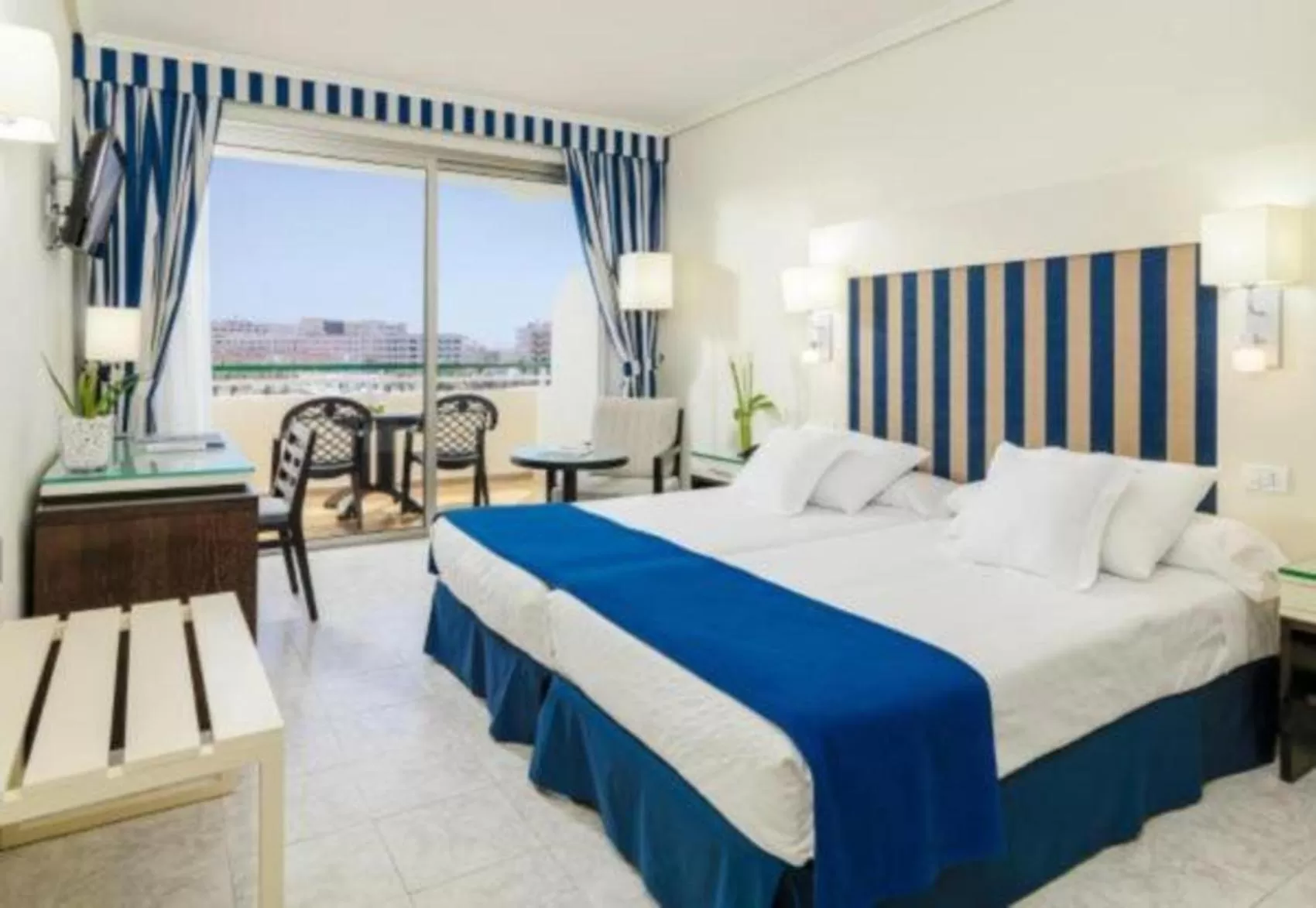 Photo of the whole room, Bed in H10 Las Palmeras