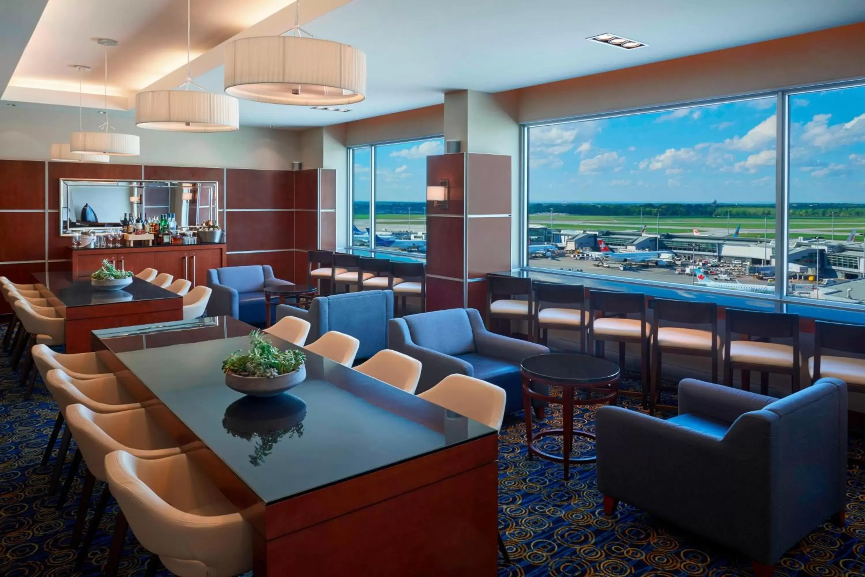 Lounge or bar, Restaurant/Places to Eat in Marriott Montreal Airport In-Terminal Hotel