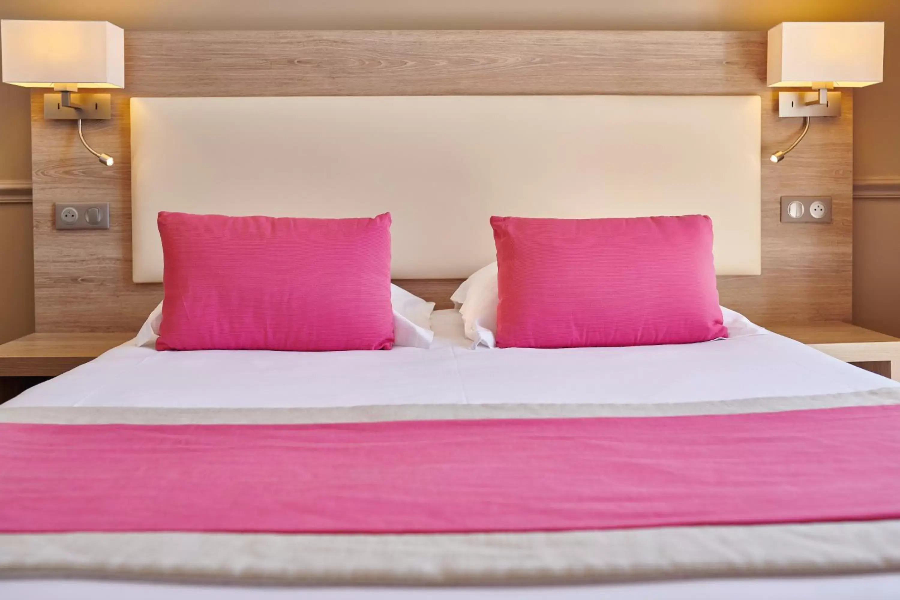 Decorative detail, Bed in Hôtel Vacances Bleues Royal Westminster