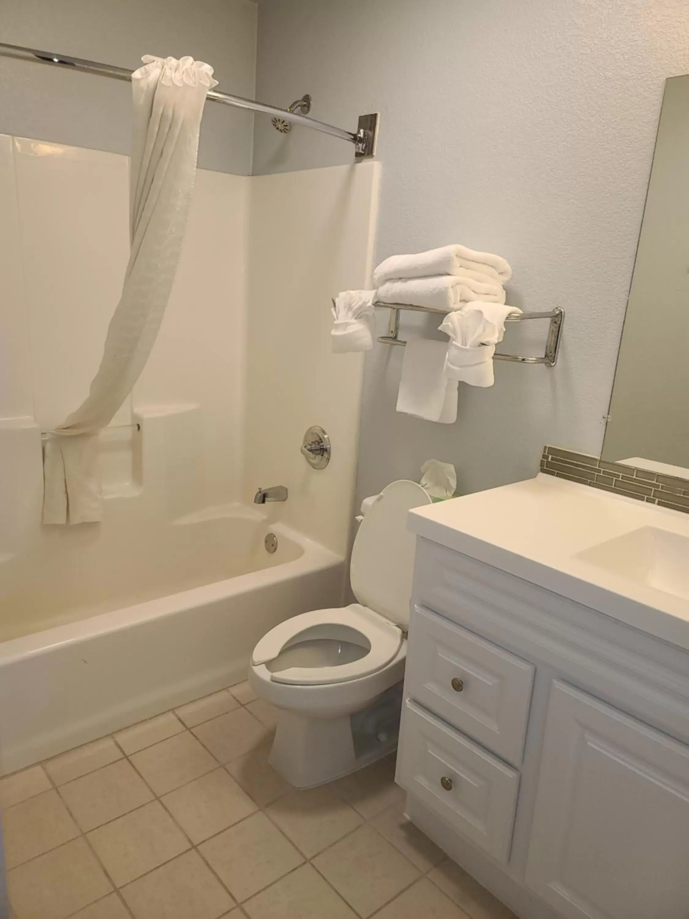 Bath, Bathroom in MCM Elegante Suites