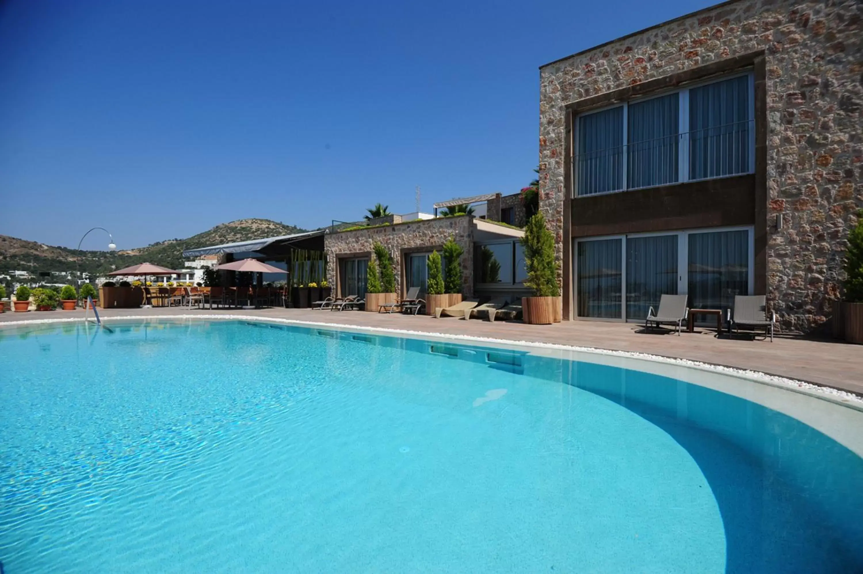 Facade/entrance, Swimming Pool in Lvzz Hotel