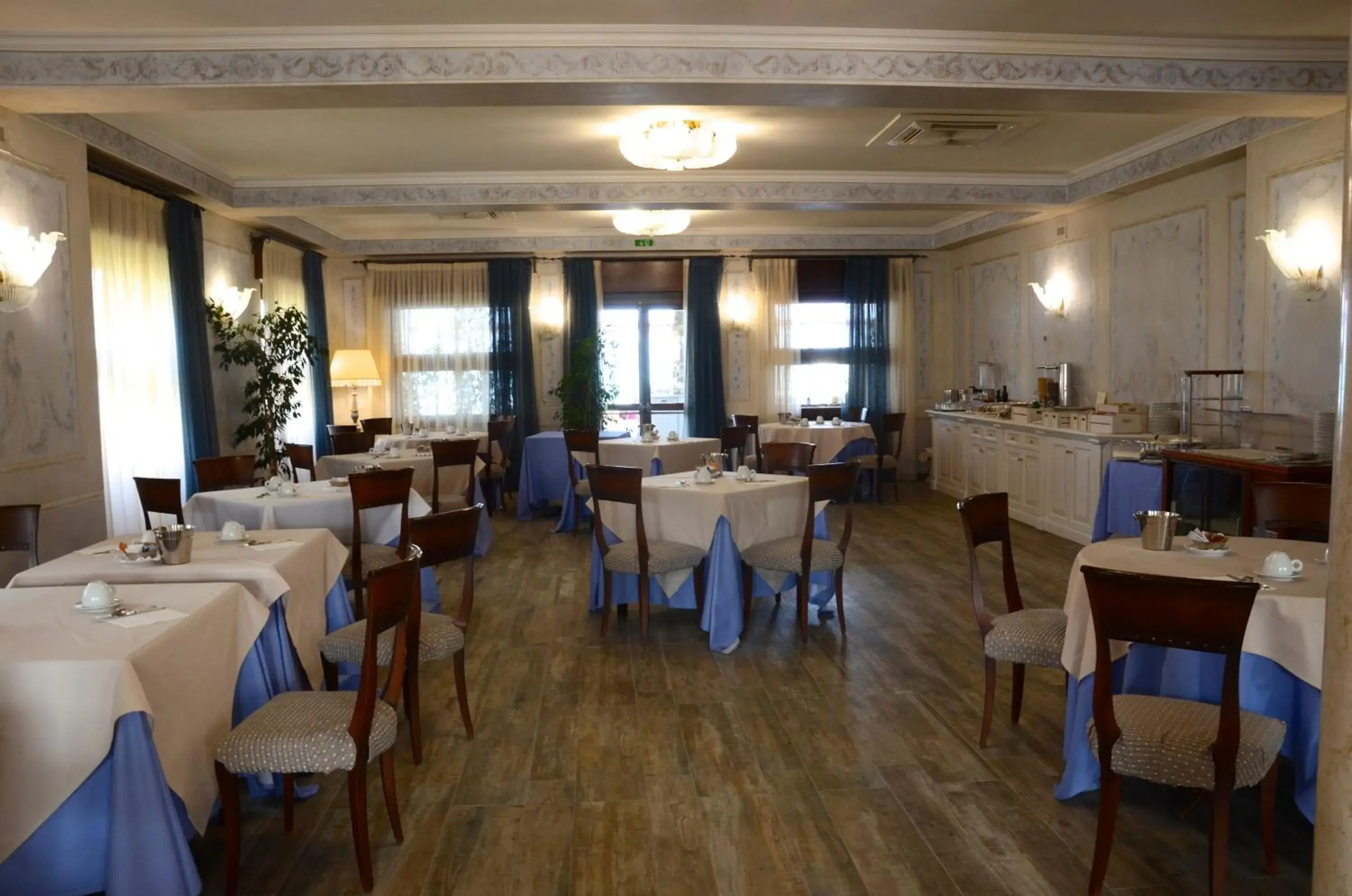 Buffet breakfast, Restaurant/Places to Eat in Hotel Lugana Parco Al Lago