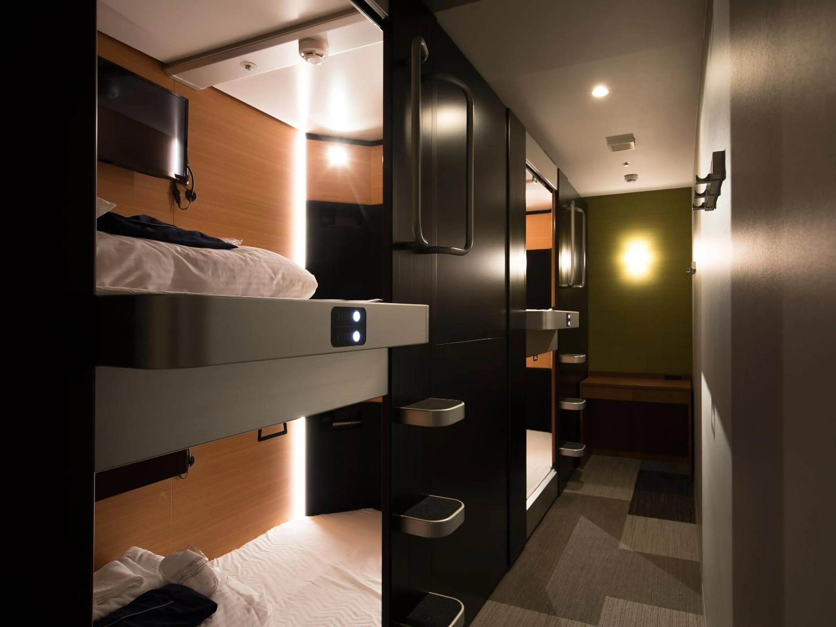 Photo of the whole room, Bed in Gardens Cabin