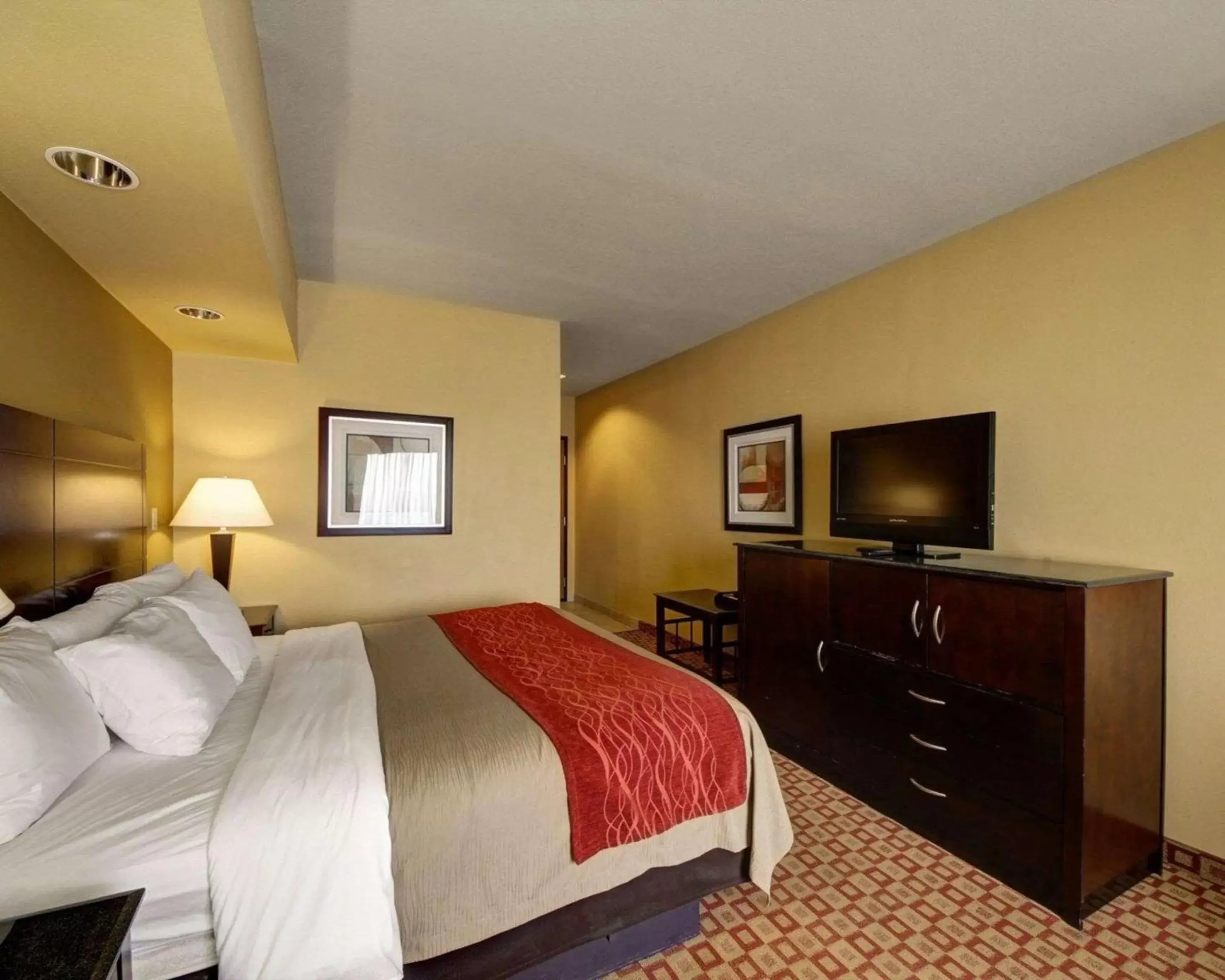 Photo of the whole room, Bed in Comfort Inn & Suites Donna near I-2