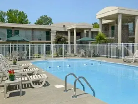 Swimming Pool in Days Inn by Wyndham Paducah