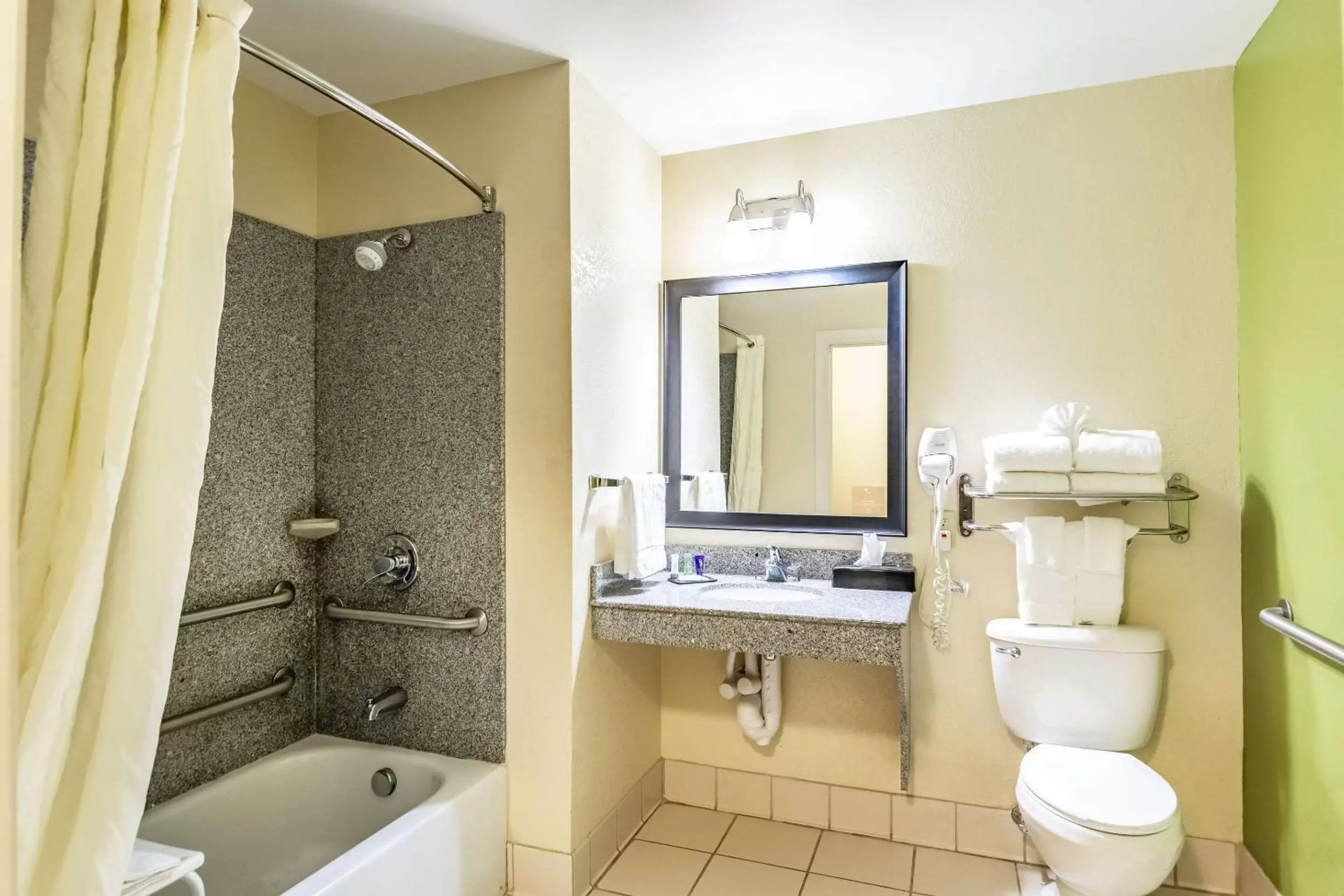 King Room with Accessible Tub - Accessible/Non-Smoking in Comfort Inn Emporia