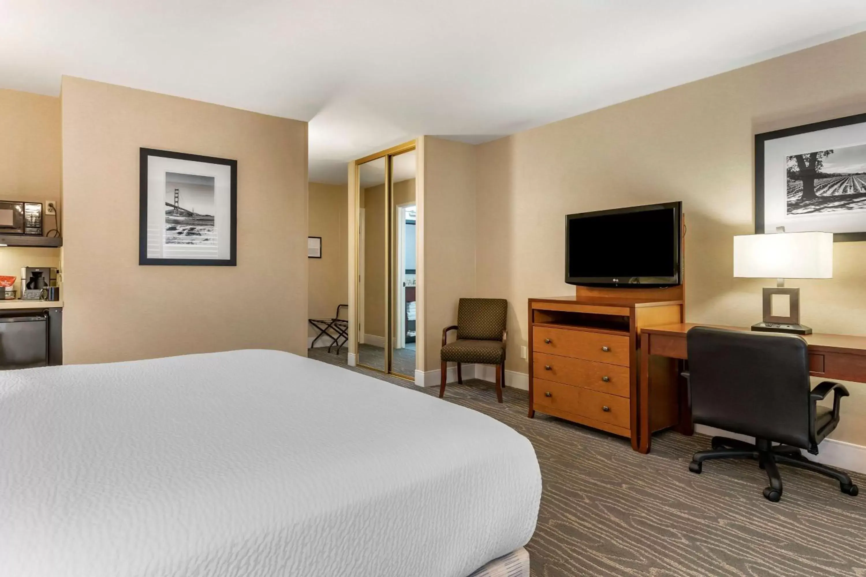 Bedroom, TV/Entertainment Center in Best Western Plus Stevenson Manor