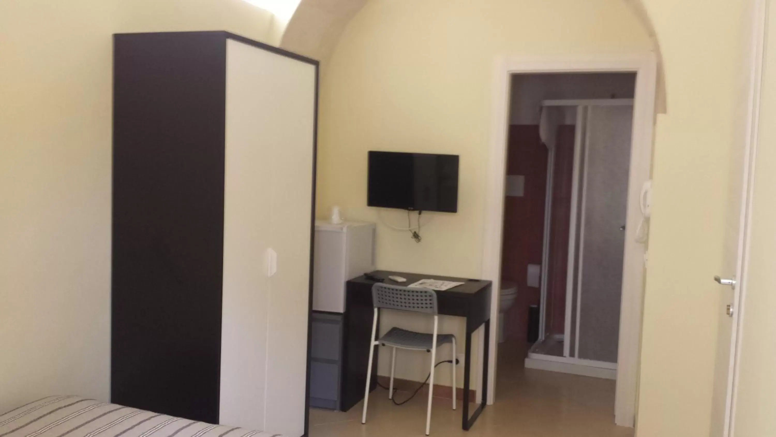 Bedroom, TV/Entertainment Center in Beda Ragusa
