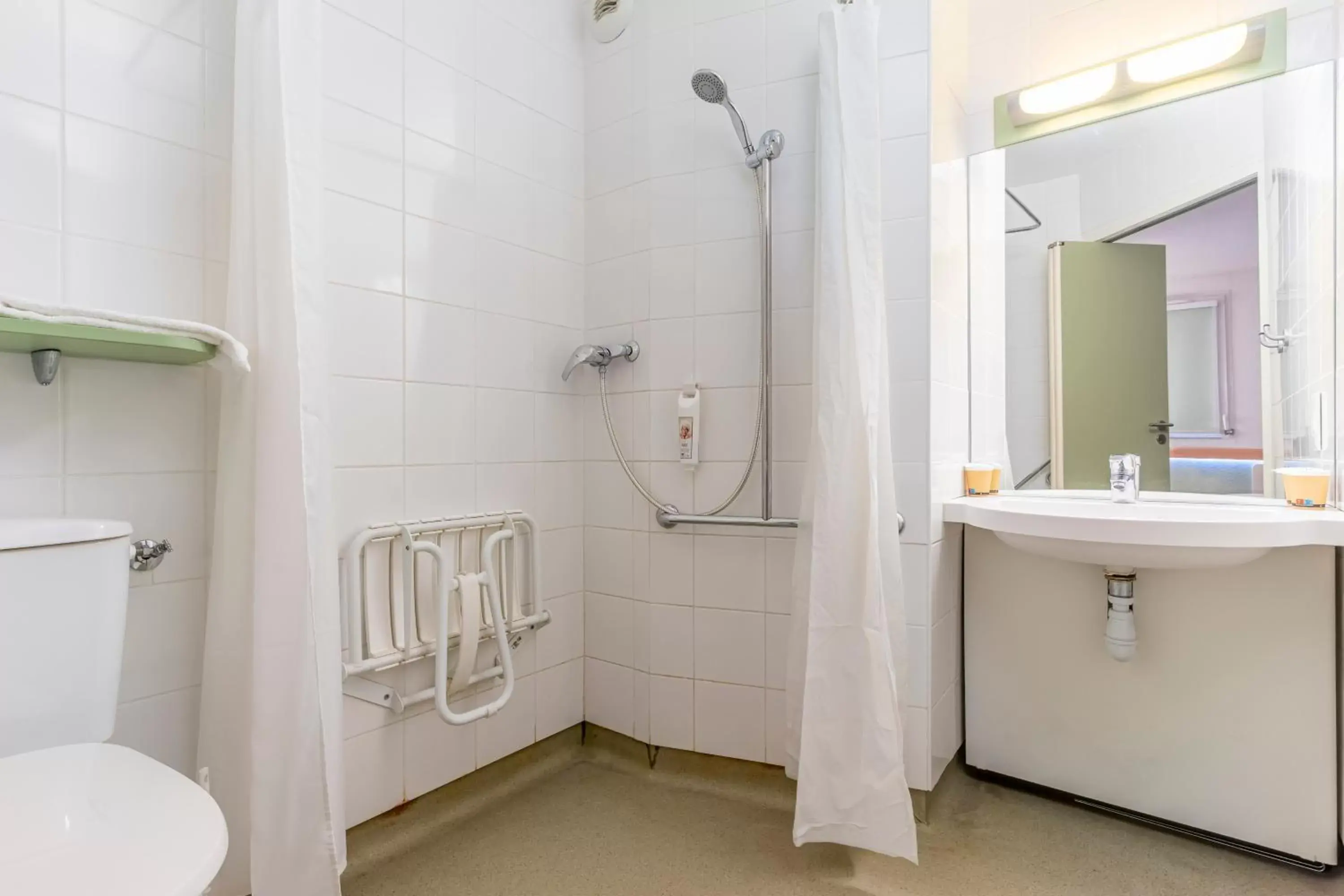 Bathroom in B&B HOTEL Aix-en-Provence Meyreuil Sainte-Victoire