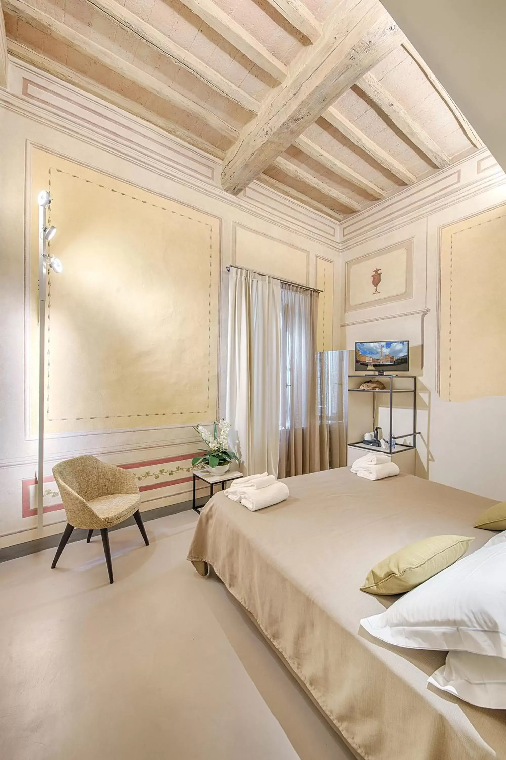 Photo of the whole room, Bed in Residenza d'Epoca Le Aquile