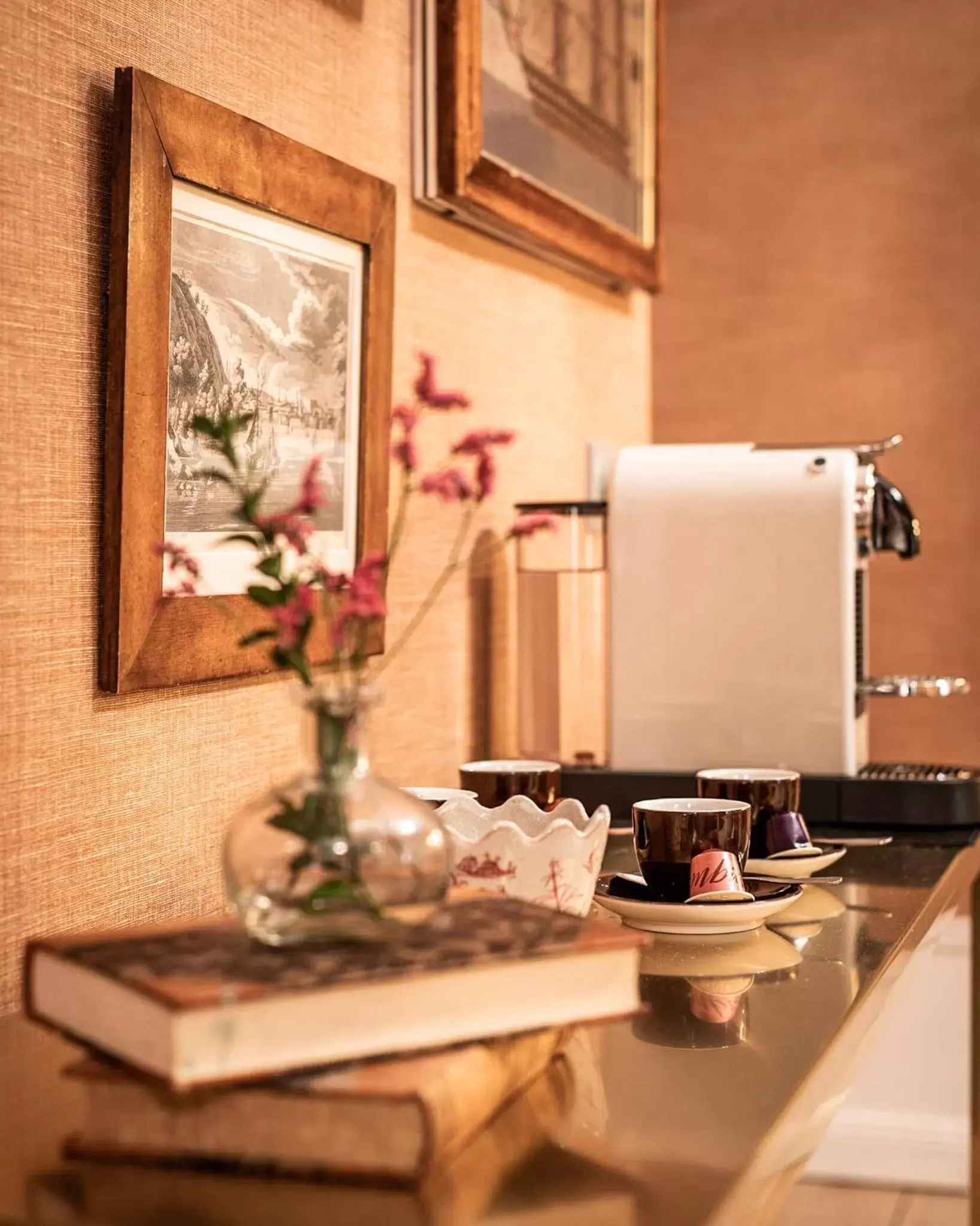 Coffee/tea facilities in Victory Hotel