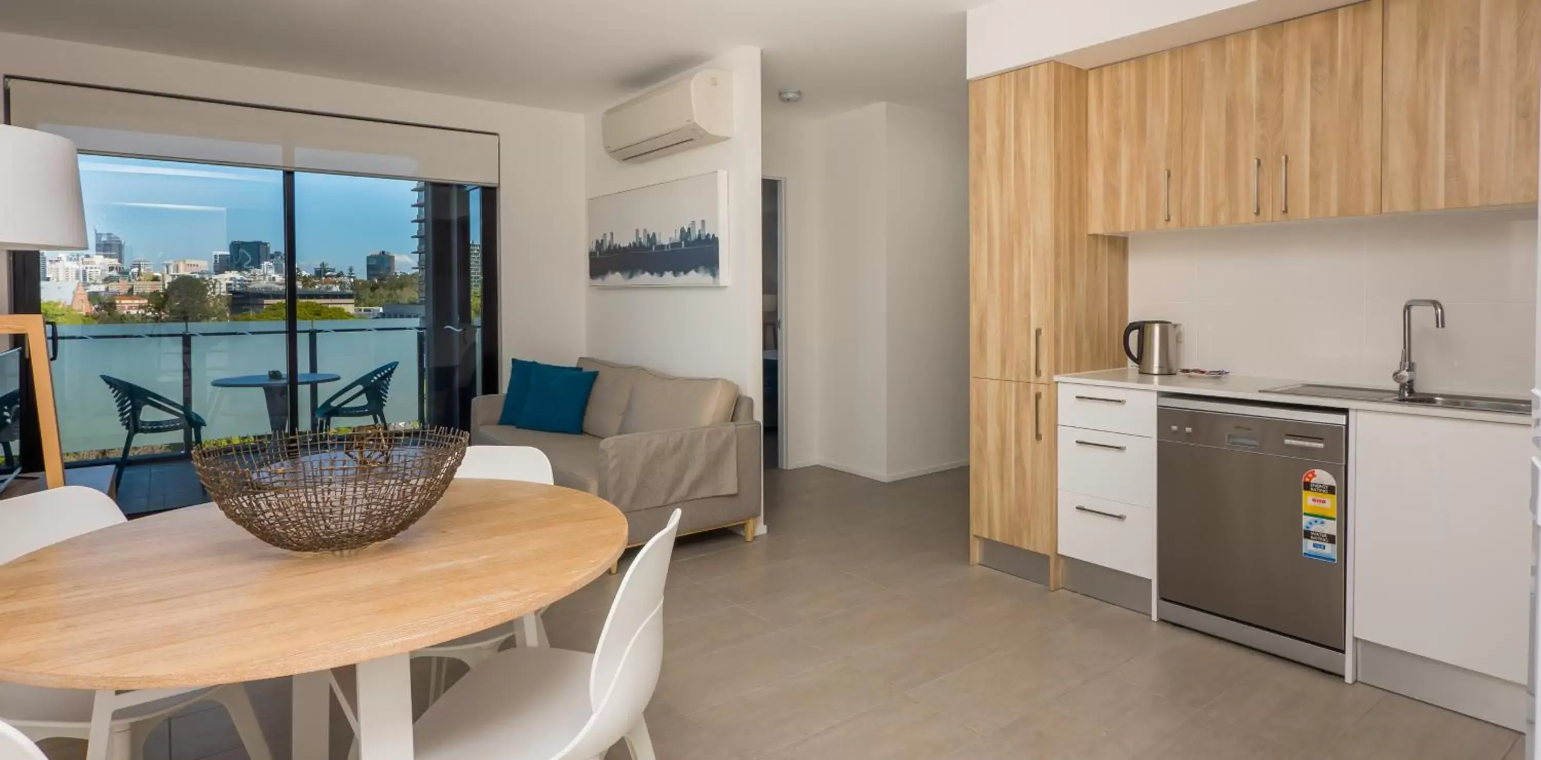 Dining area, Kitchen/Kitchenette in Annexe Apartments