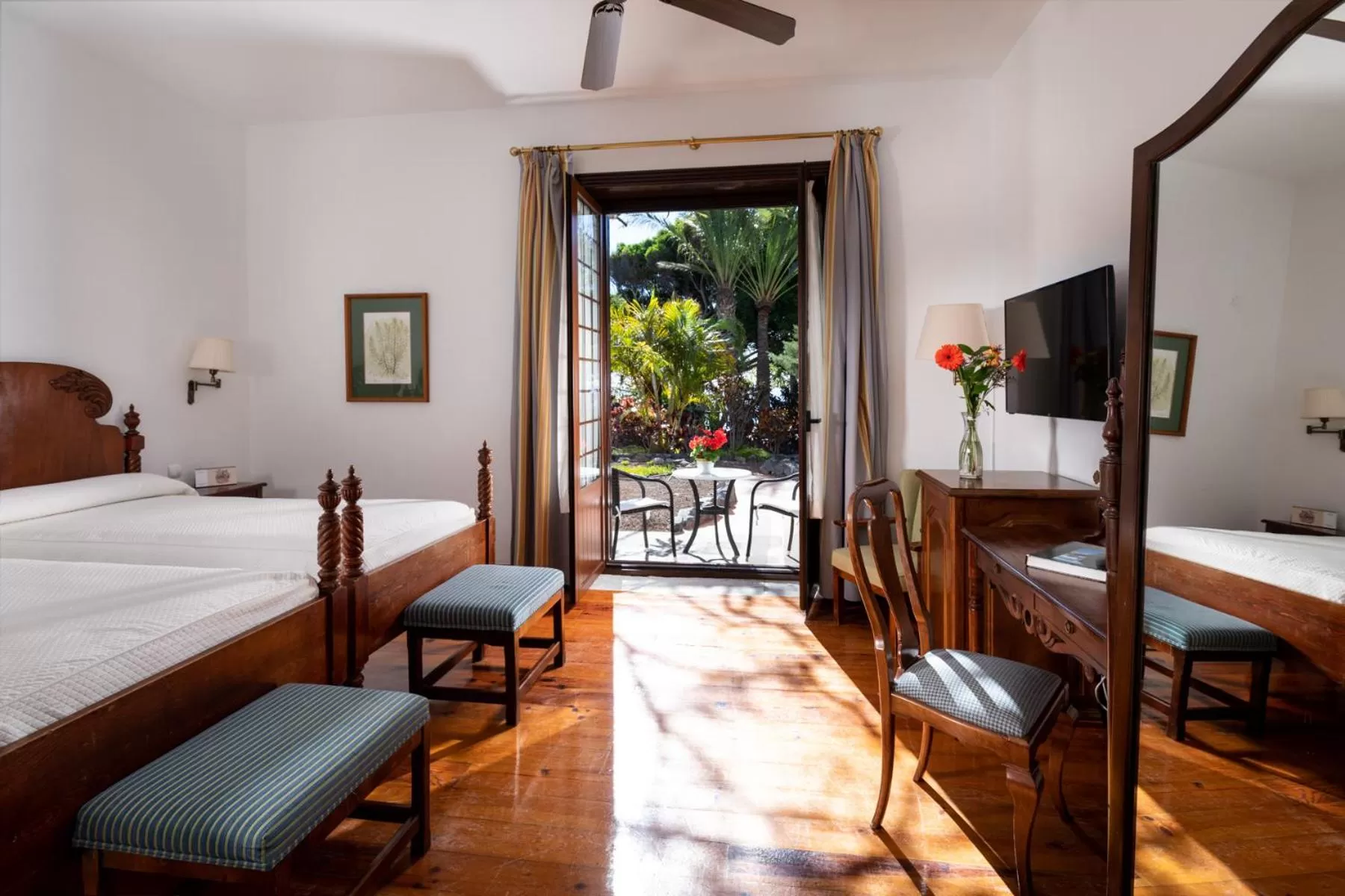 Photo of the whole room, Bed in Parador de La Gomera