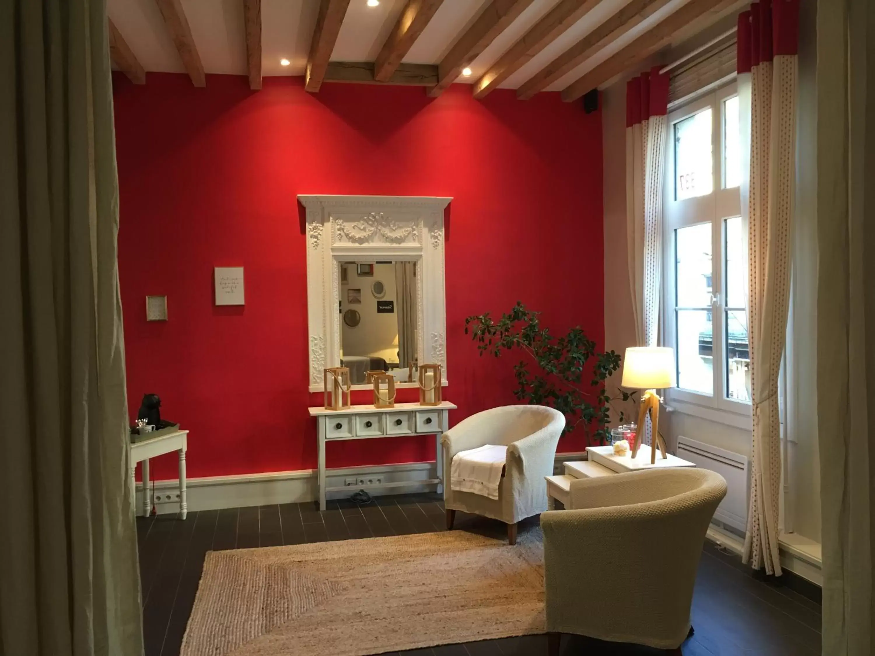 Massage, Seating Area in The Originals Boutique, Hôtel Le Londres, Saumur (Qualys-Hotel)
