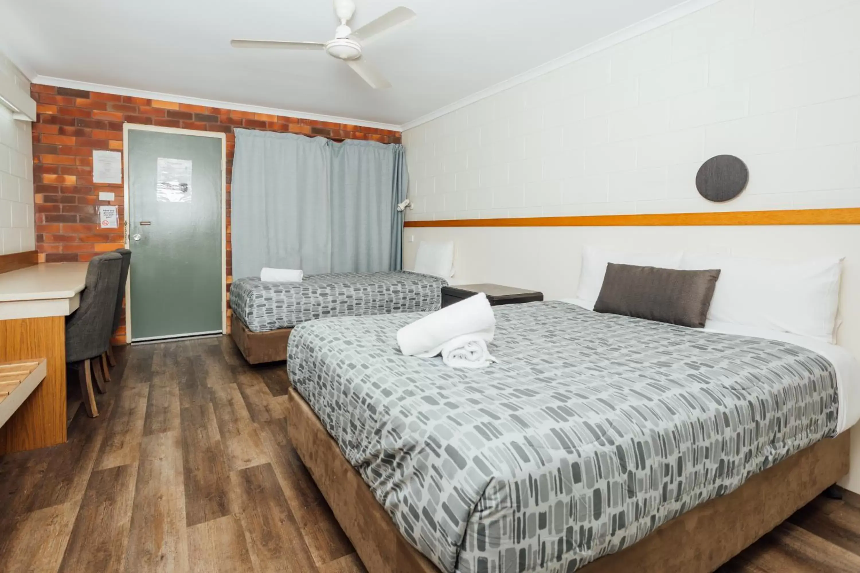 Bed in Billabong Lodge Motel