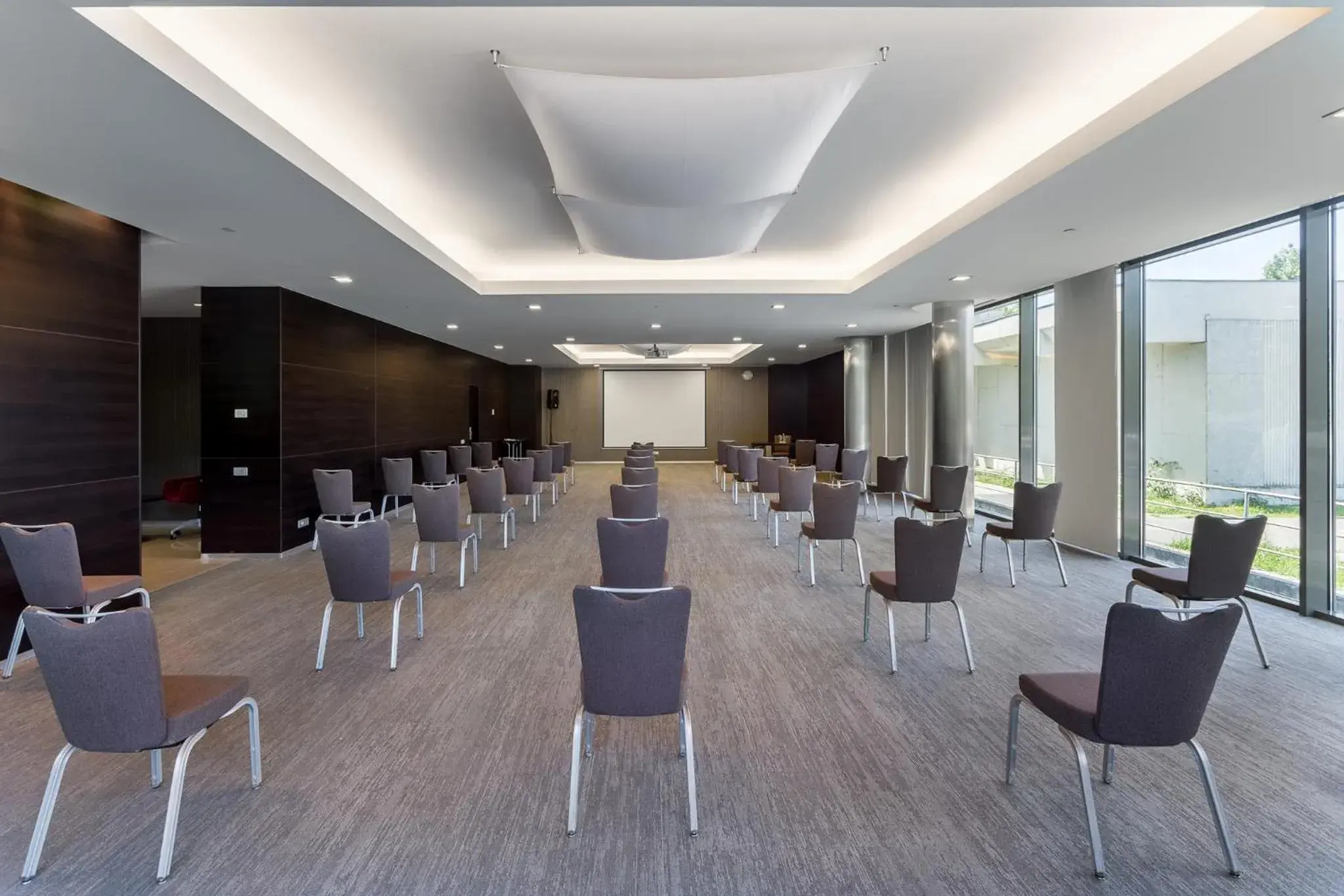 Meeting/conference room in Ramada Plaza by Wyndham Bucharest Convention Center