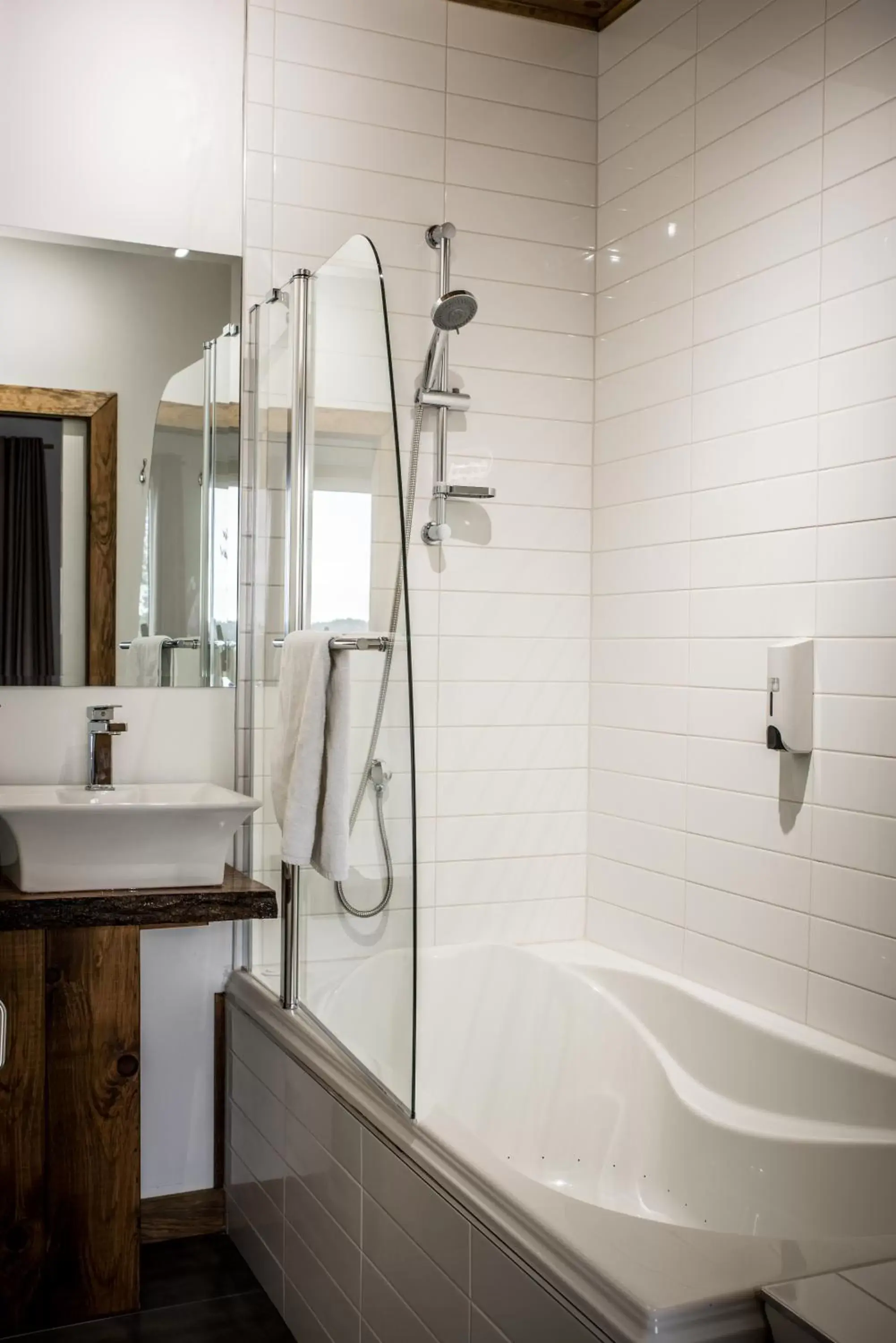 Shower, Bathroom in Gîte du Haut des Arbres