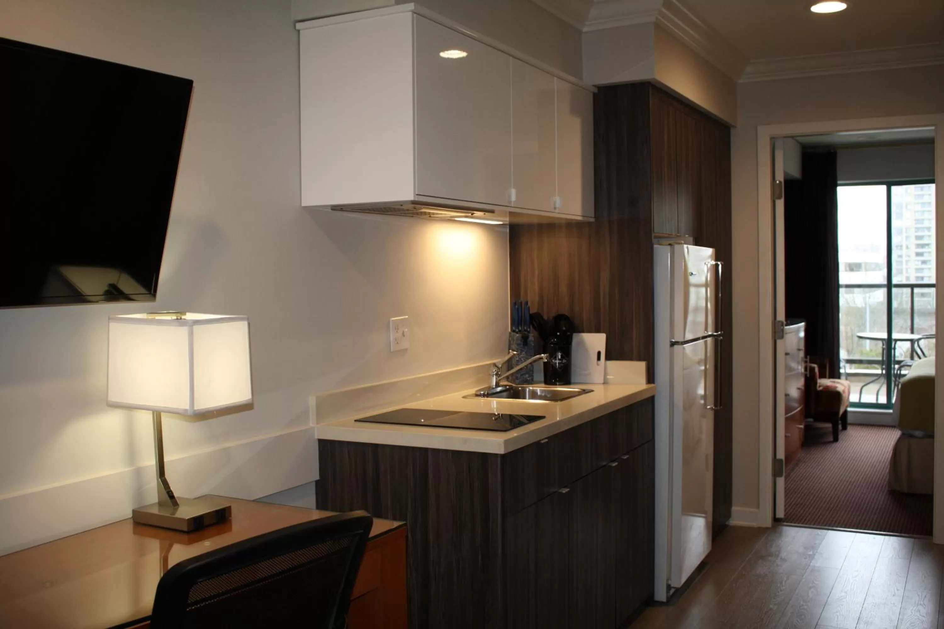 Kitchen or kitchenette in Executive Suites Hotel & Conference Center, Metro Vancouver