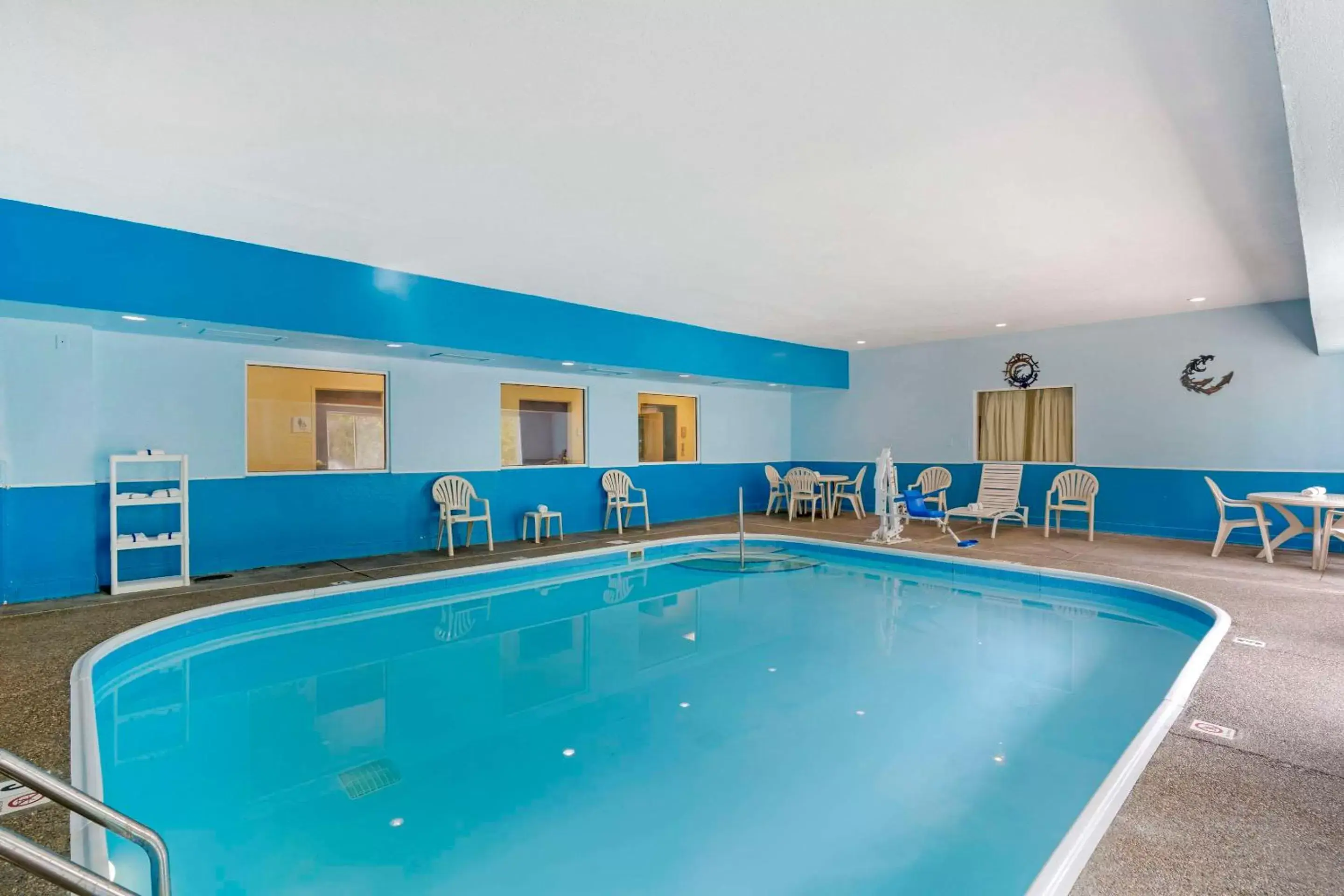 Swimming Pool in Quality Suites La Grange