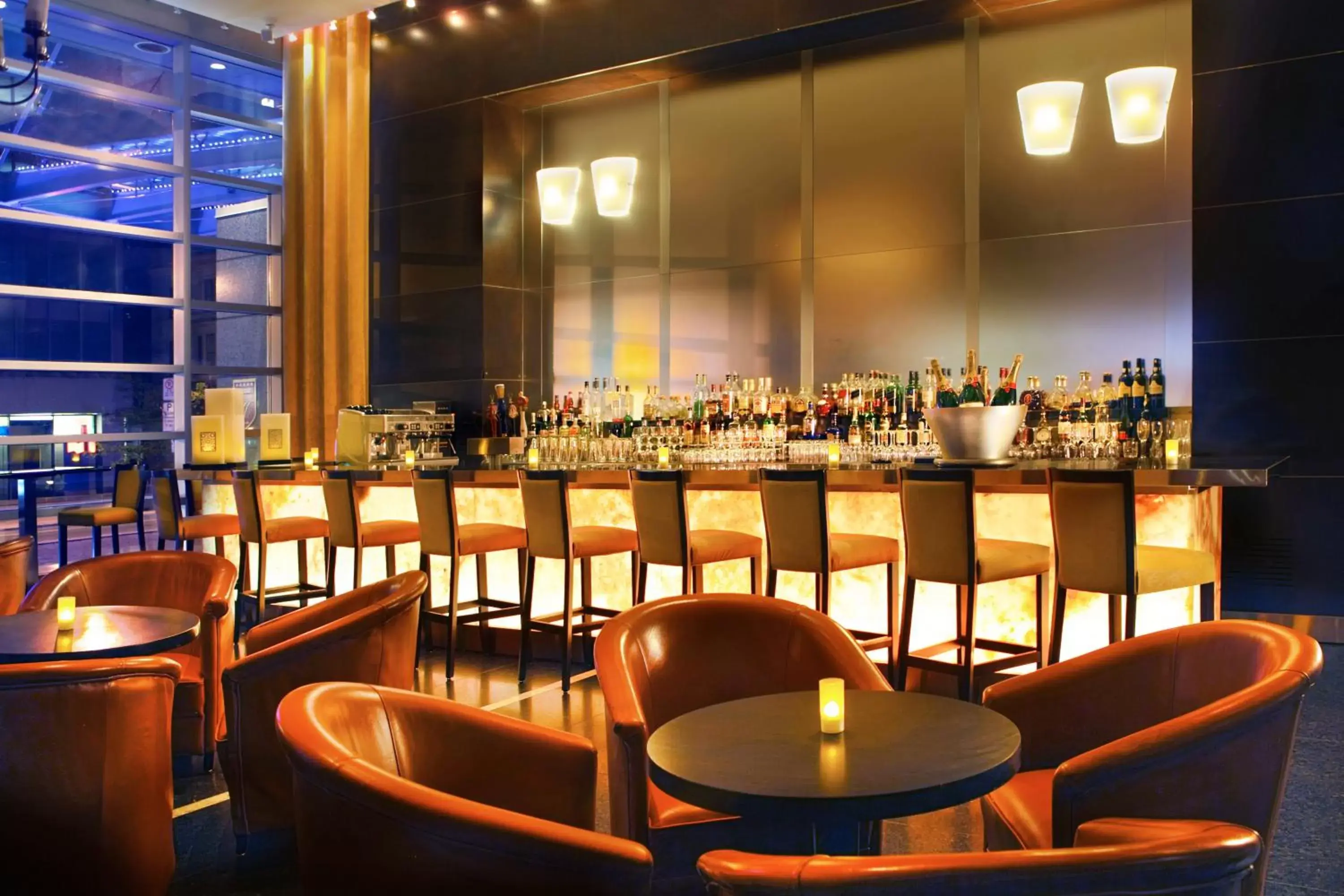 Lounge or bar, Lounge/Bar in Sofitel Montreal Golden Mile