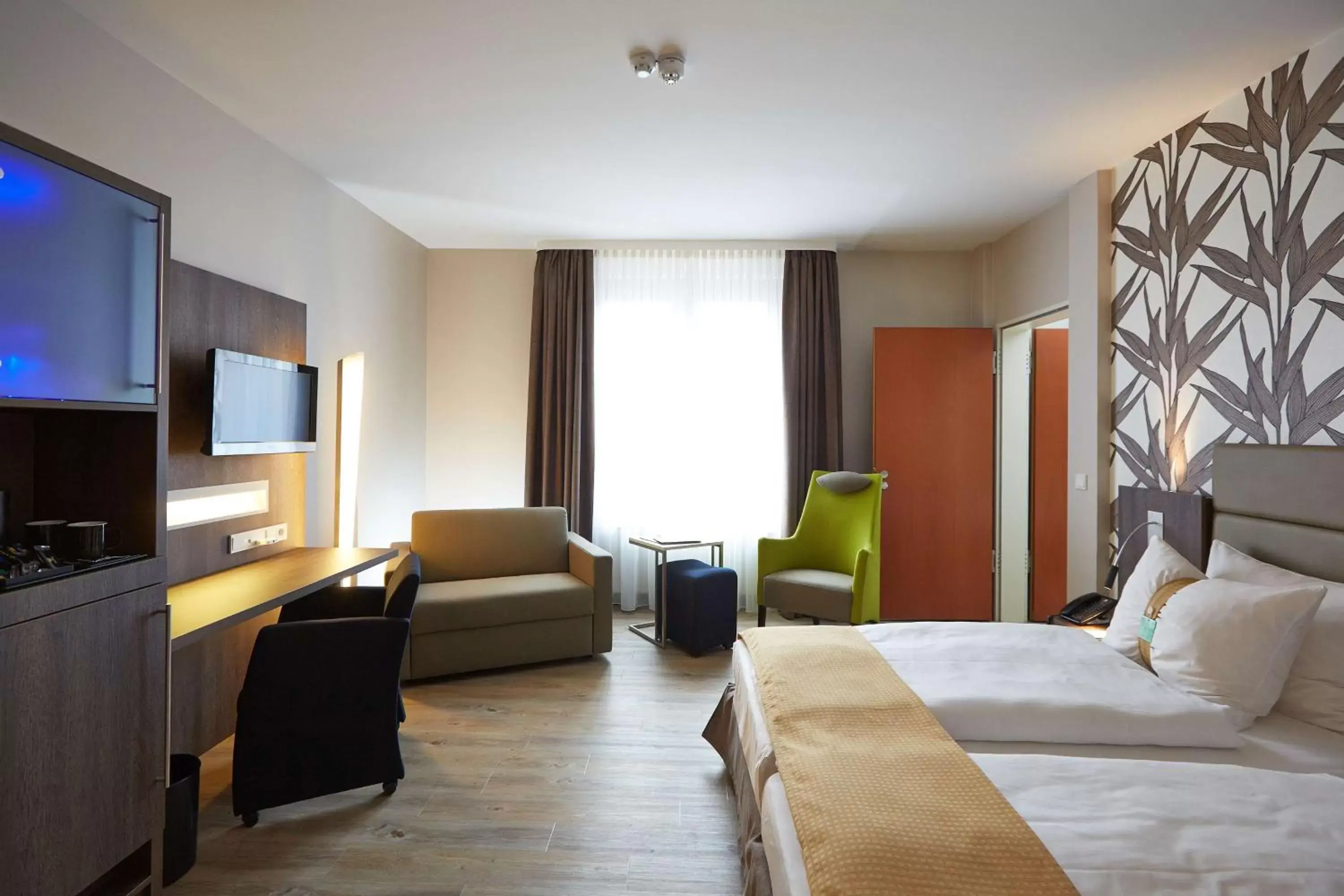 Bedroom, TV/Entertainment Center in First Inn Hotel Zwickau