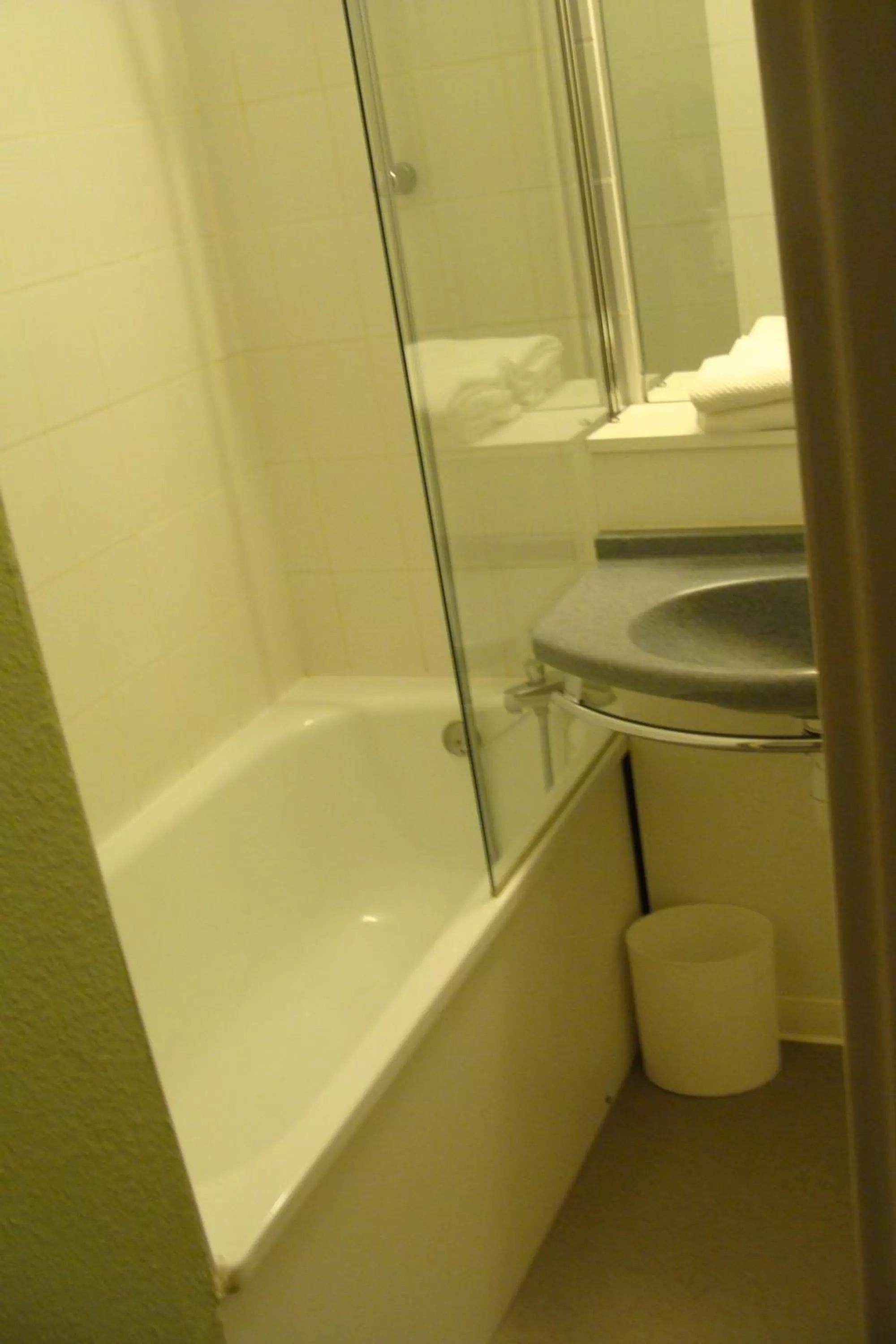 Bathroom in ibis Budget Thiers
