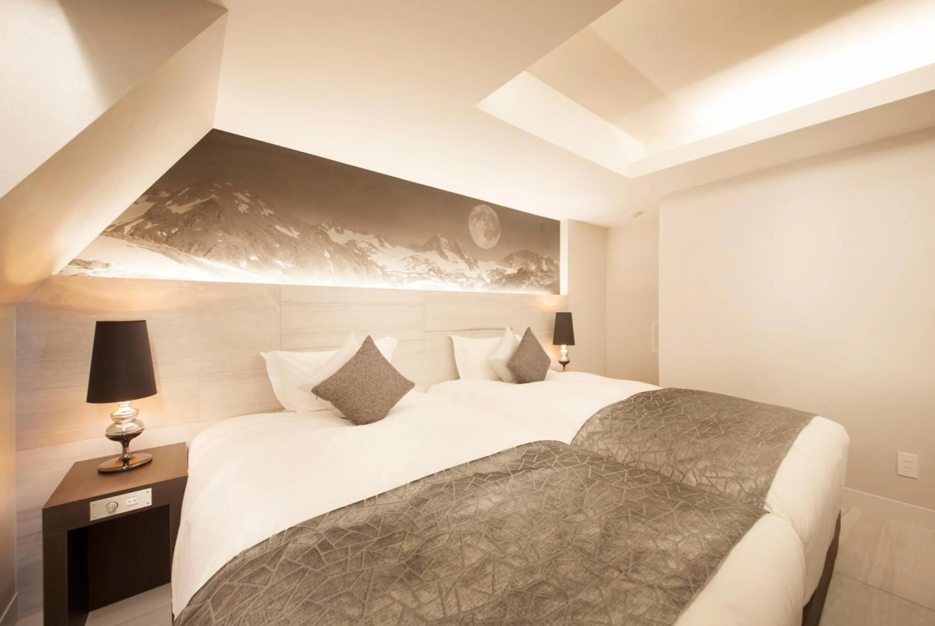 Photo of the whole room, Bed in The Centurion Classic Akasaka