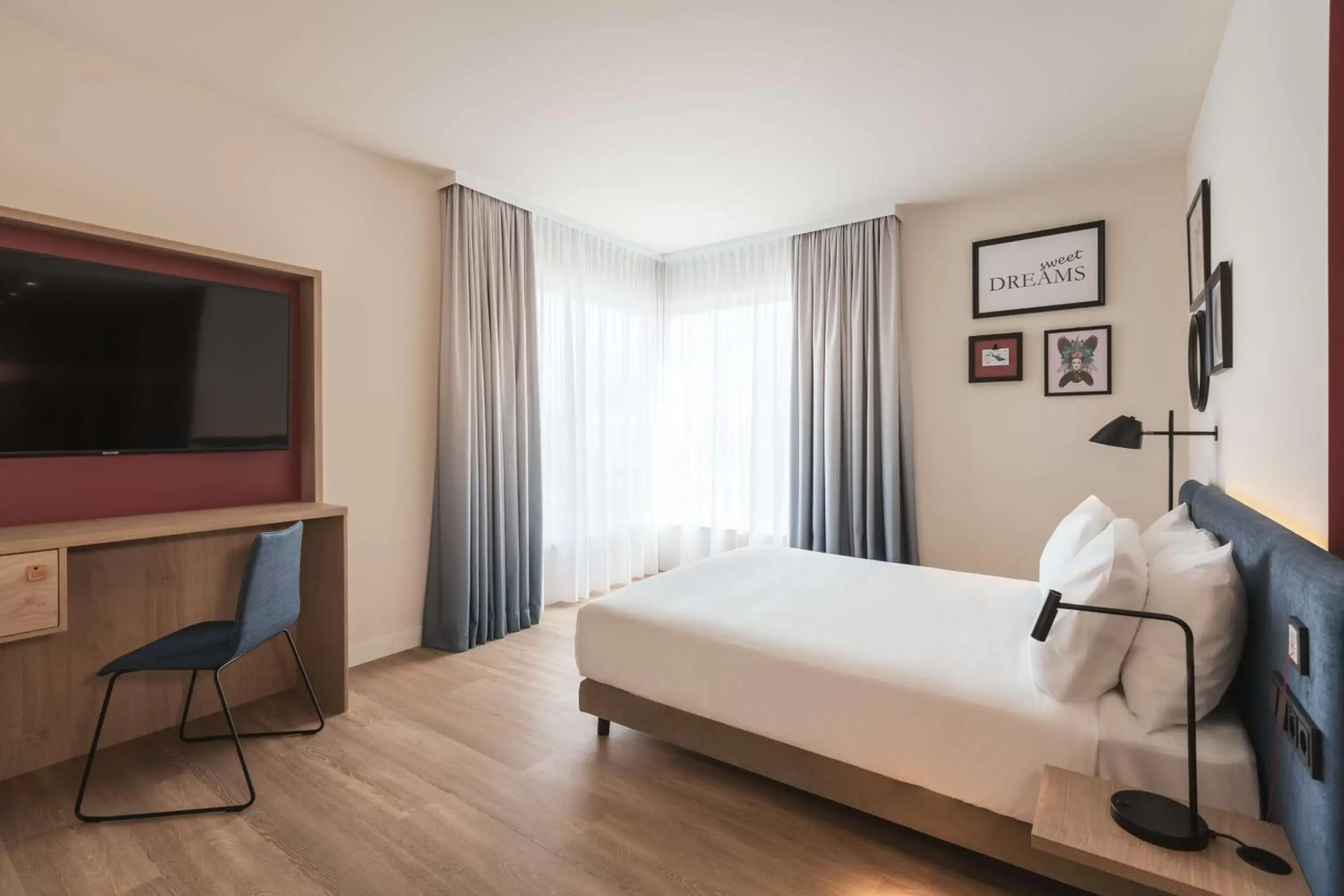 Bedroom, TV/Entertainment Center in Hampton by Hilton Konstanz