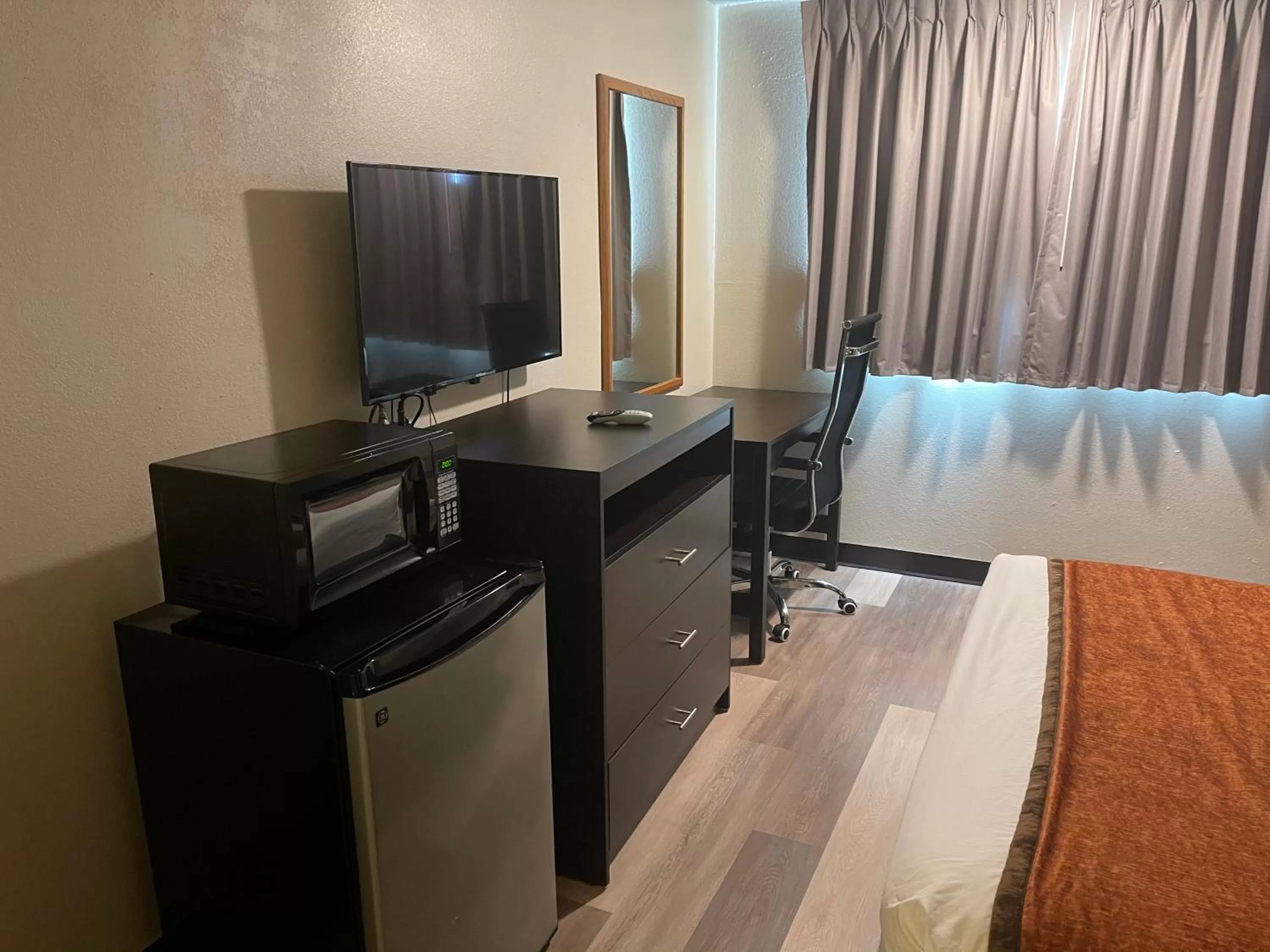 TV/Entertainment Center in Econo Lodge Inn & Suites Clinton