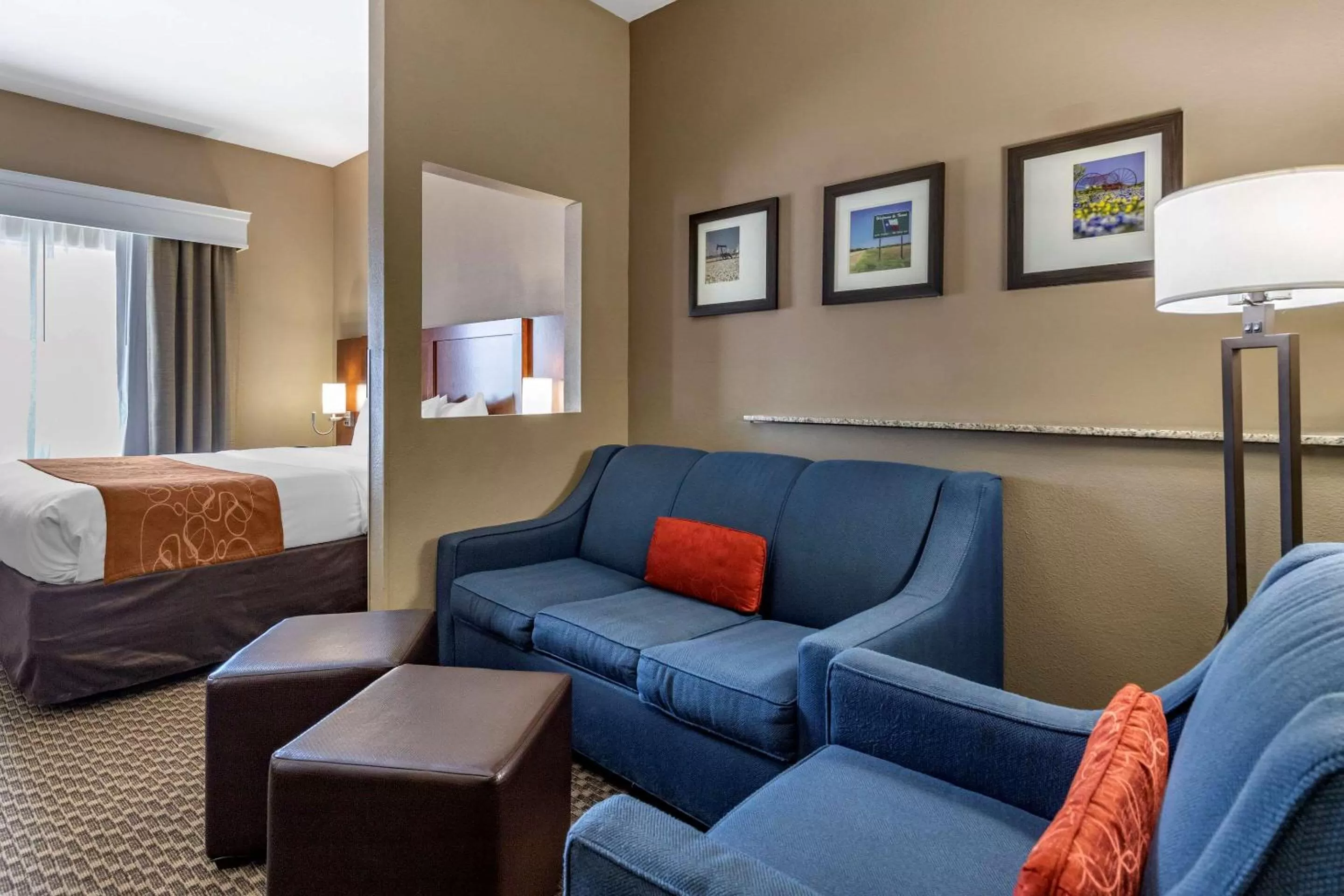 Photo of the whole room, Bed in Comfort Suites Near Texas A&M - Corpus Christi