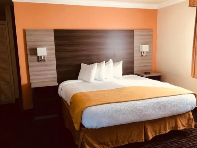 Property building, Bed in Arbor Inn Monterey