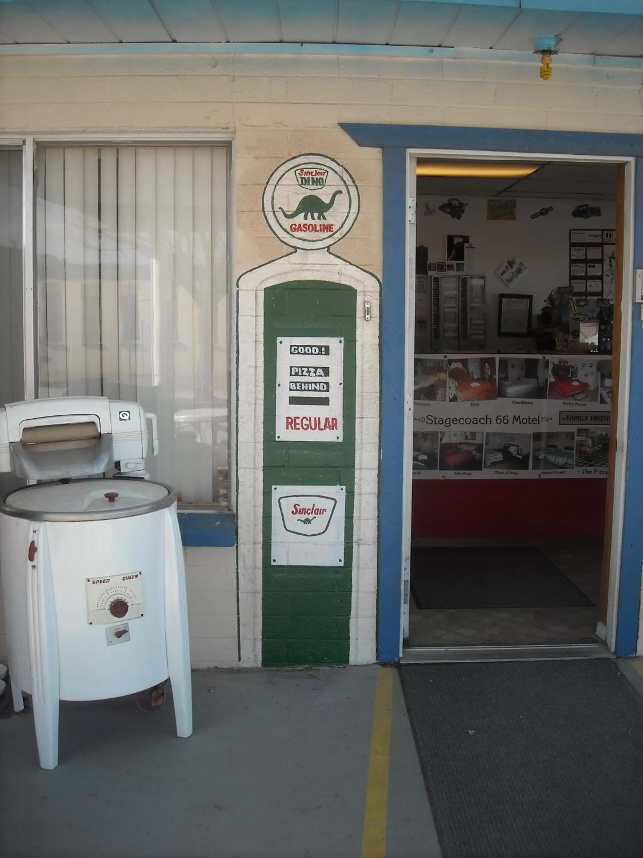 Facade/entrance in Stagecoach 66 Motel