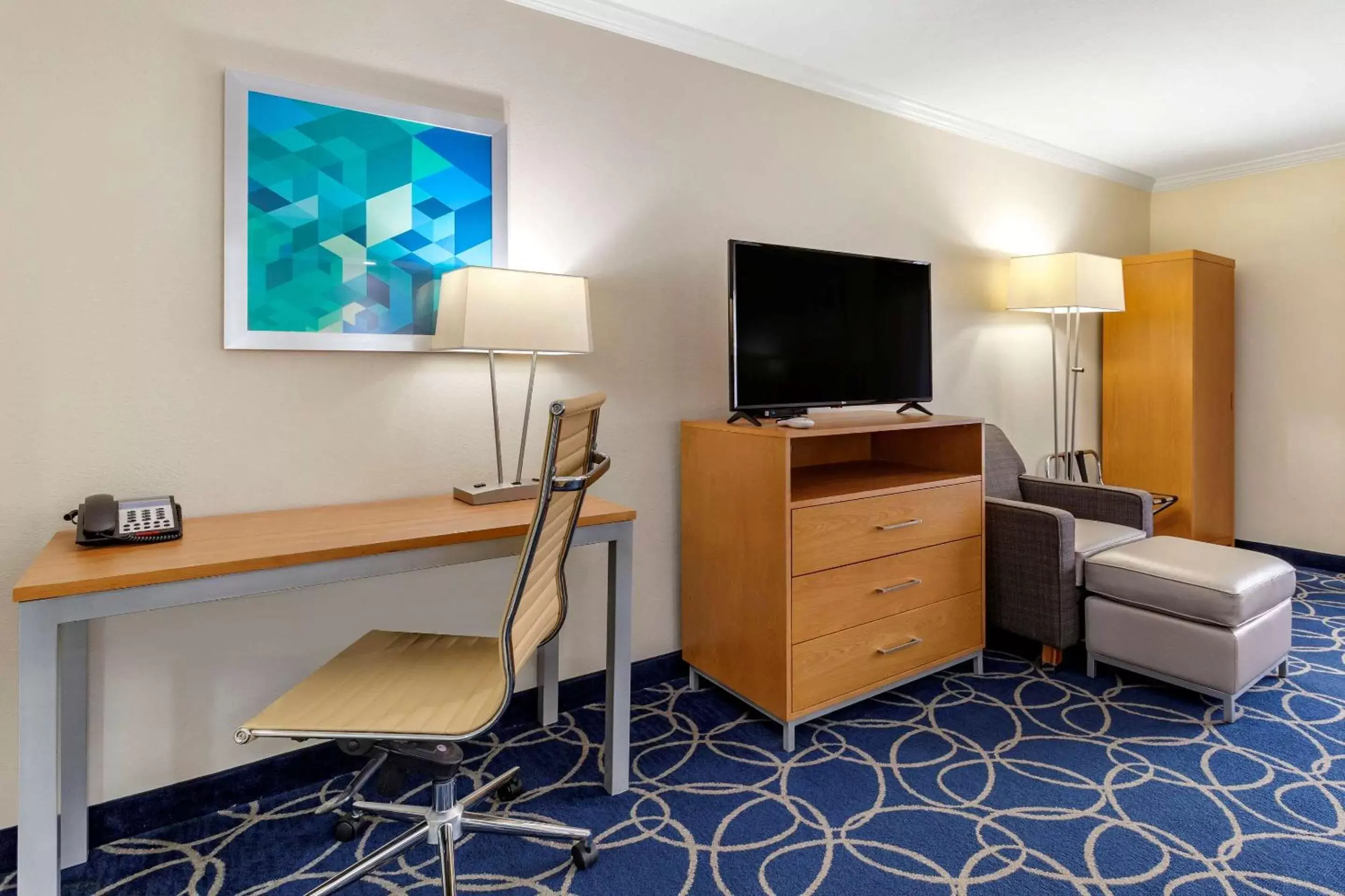 Bedroom, TV/Entertainment Center in Comfort Inn & Suites Houston I-10 West Energy Corridor