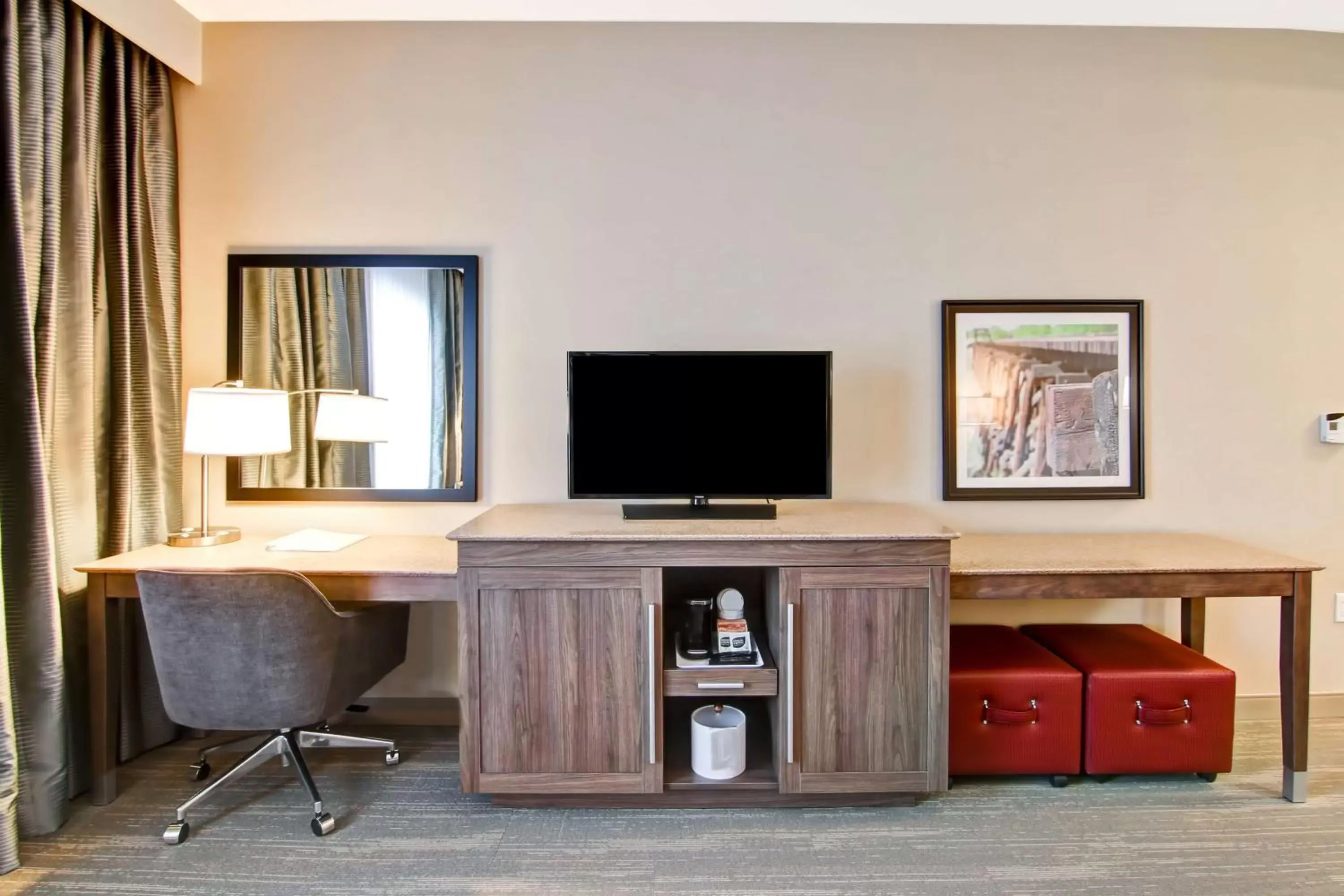 Bedroom, TV/Entertainment Center in Hampton Inn & Suites by Hilton Grande Prairie