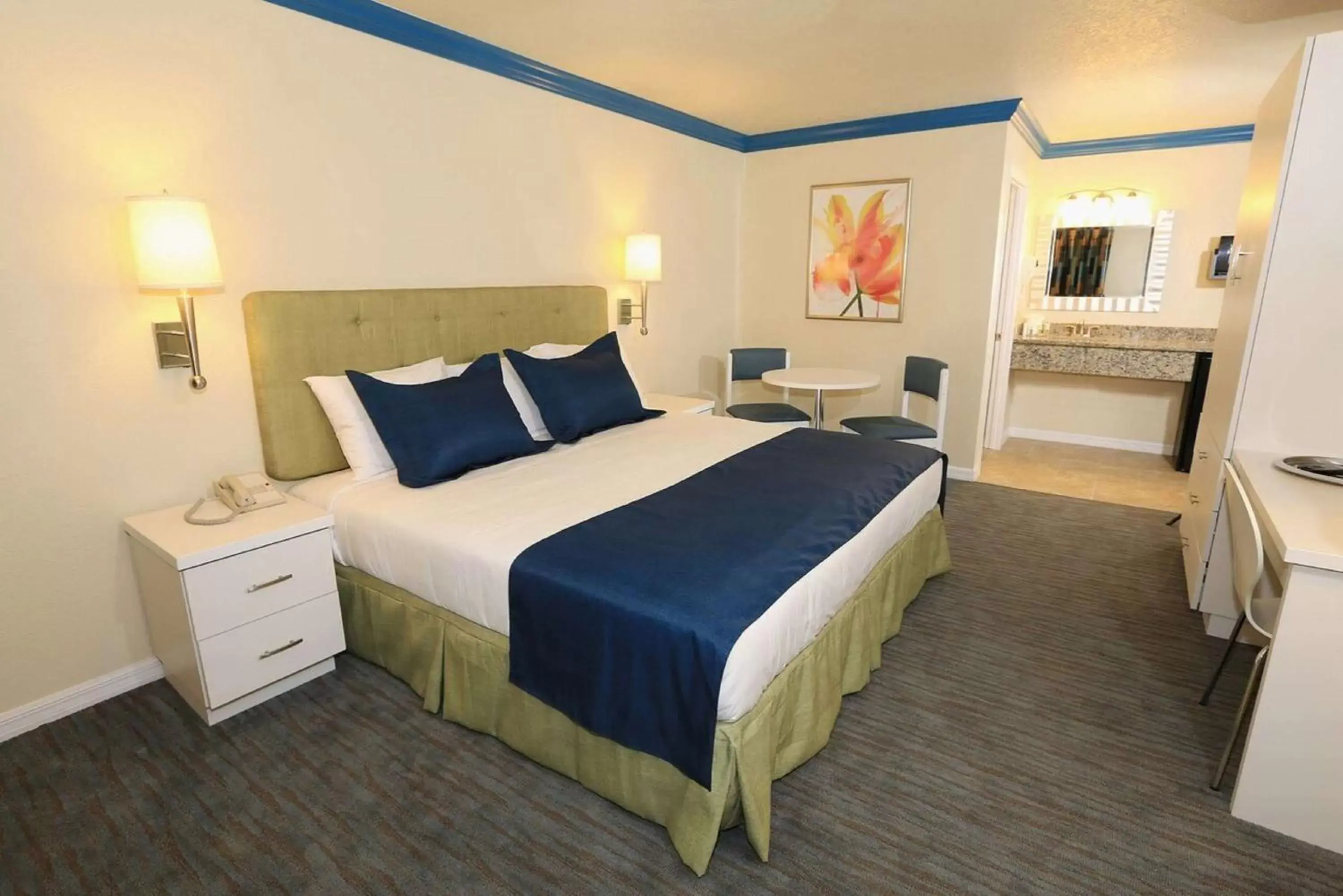 Photo of the whole room, Bed in SureStay Plus by Best Western Orlando International Drive