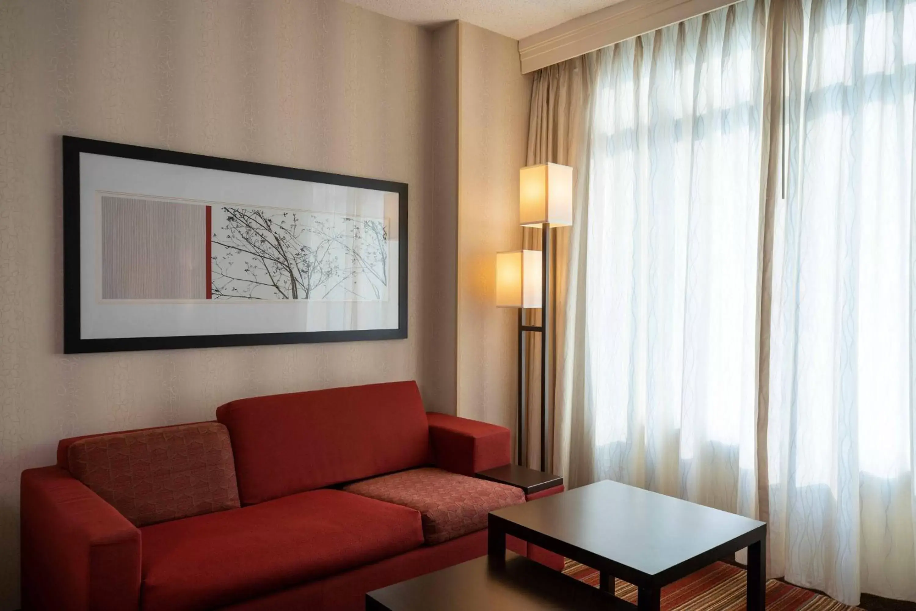 Photo of the whole room, Seating Area in Courtyard by Marriott Washington, D.C./Foggy Bottom