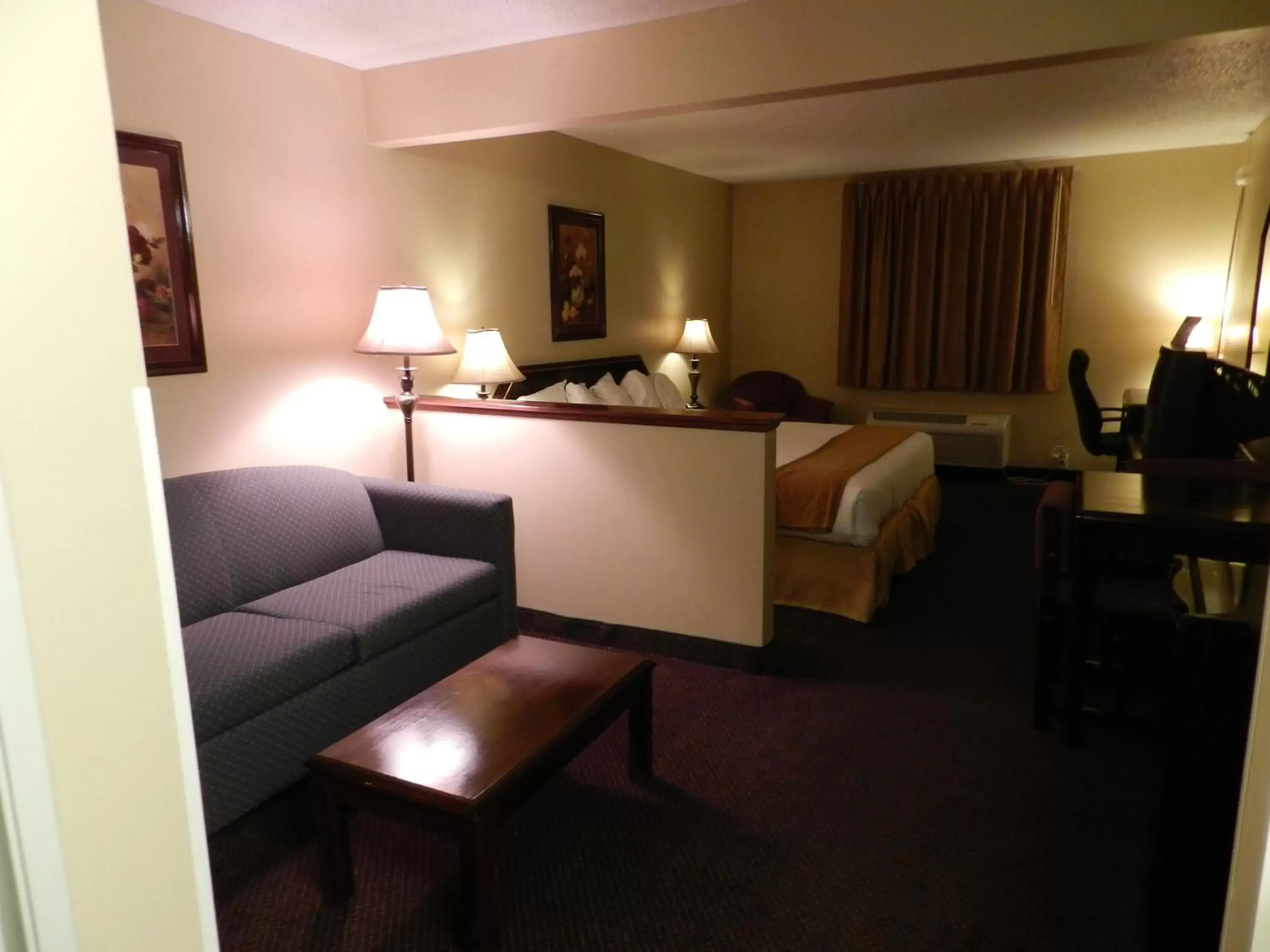 Photo of the whole room, Seating Area in Luxury Inn & Suites Troy