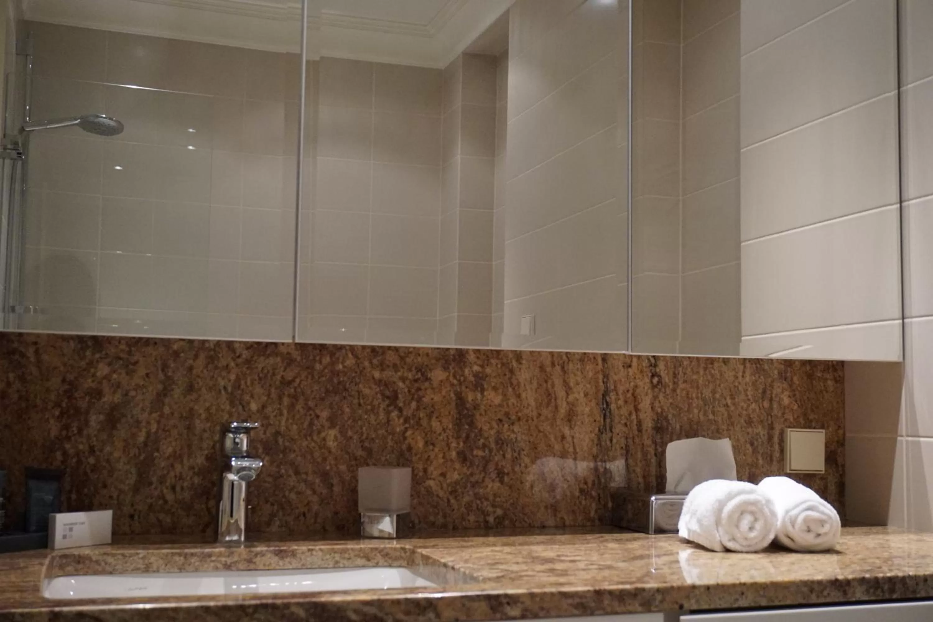 Shower in Wooden Villa APARTMENTS