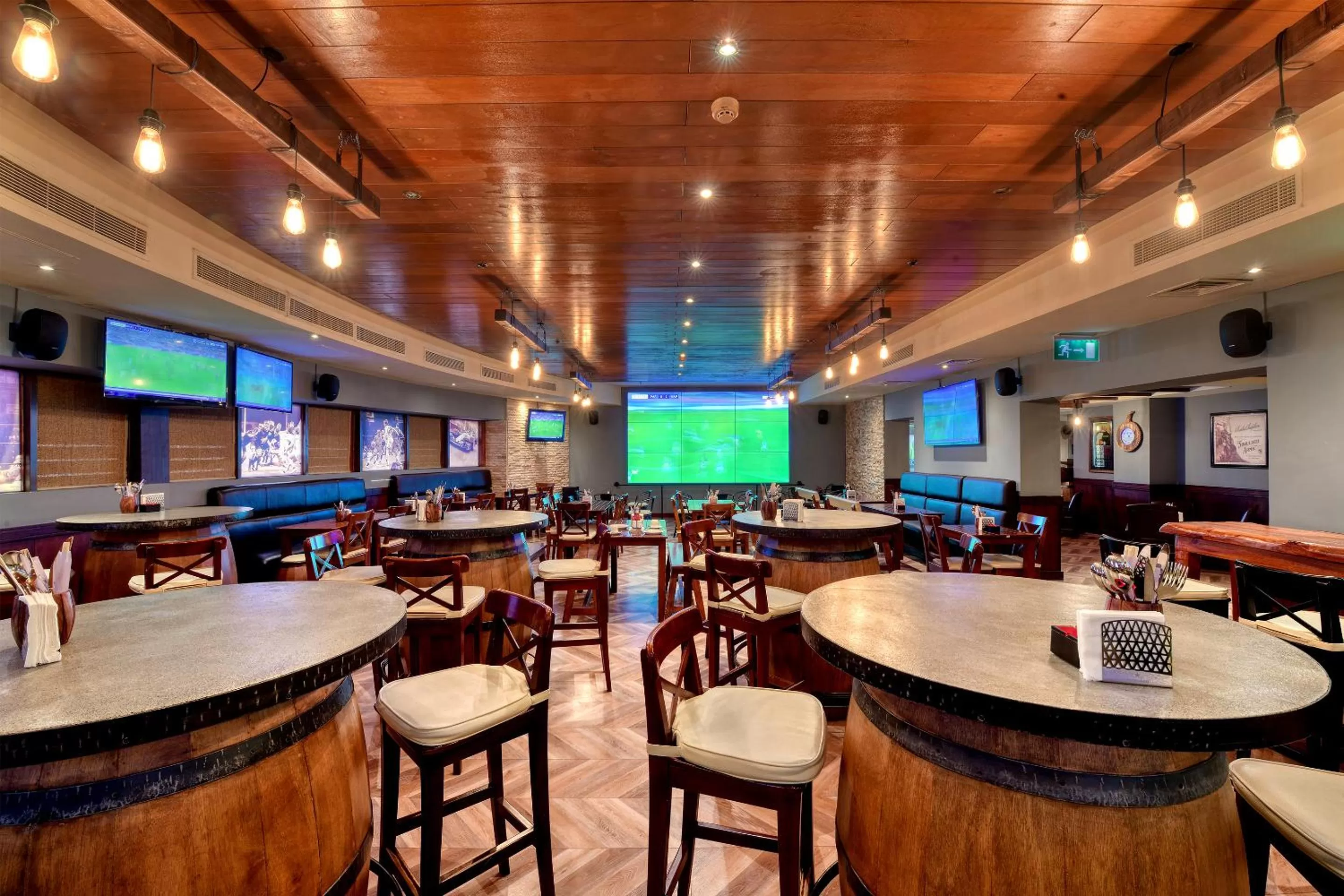 Restaurant/places to eat in Majestic City Retreat Hotel