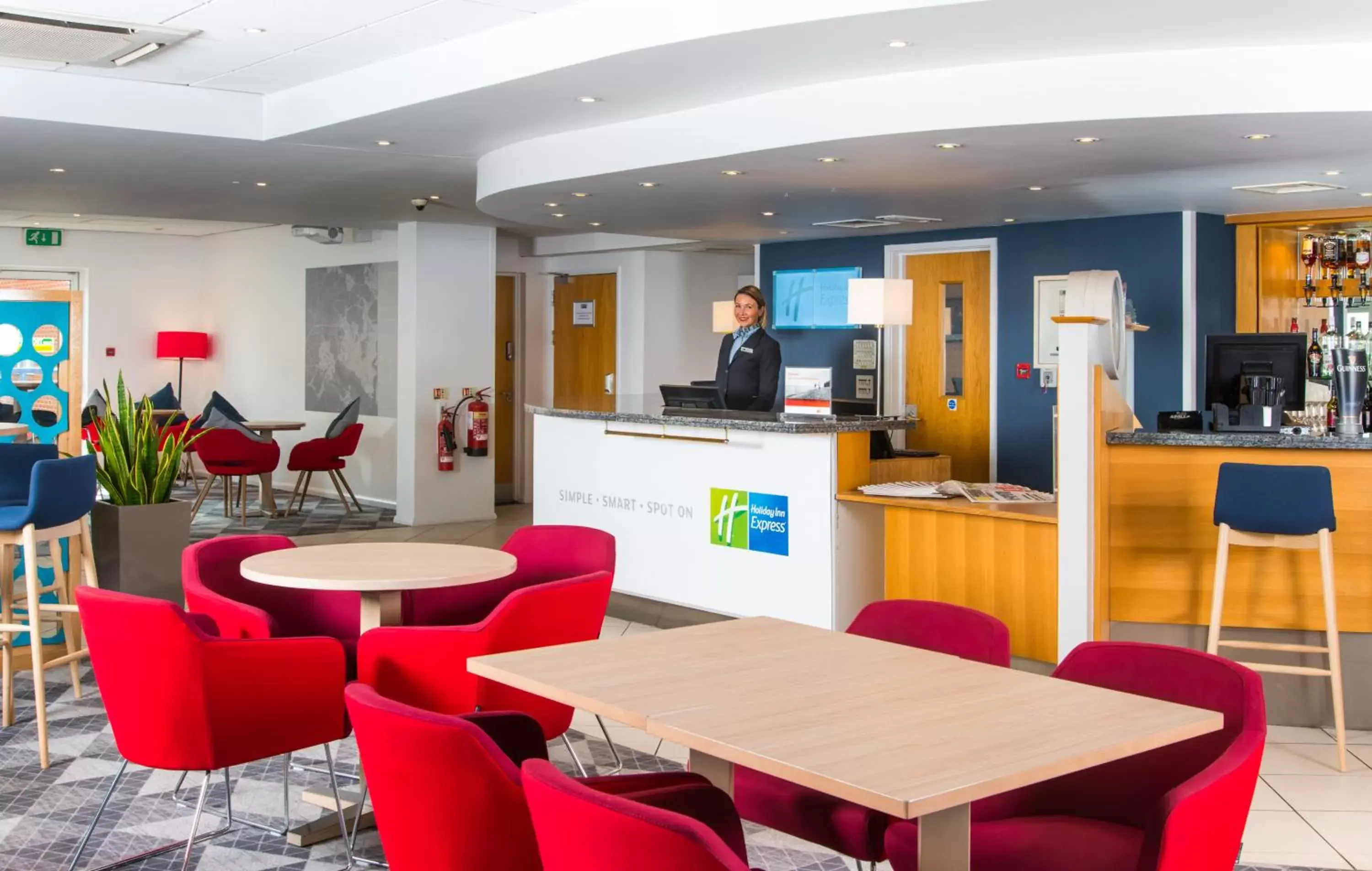 Lobby or reception, Lounge/Bar in Holiday Inn Express Southampton West, an IHG Hotel