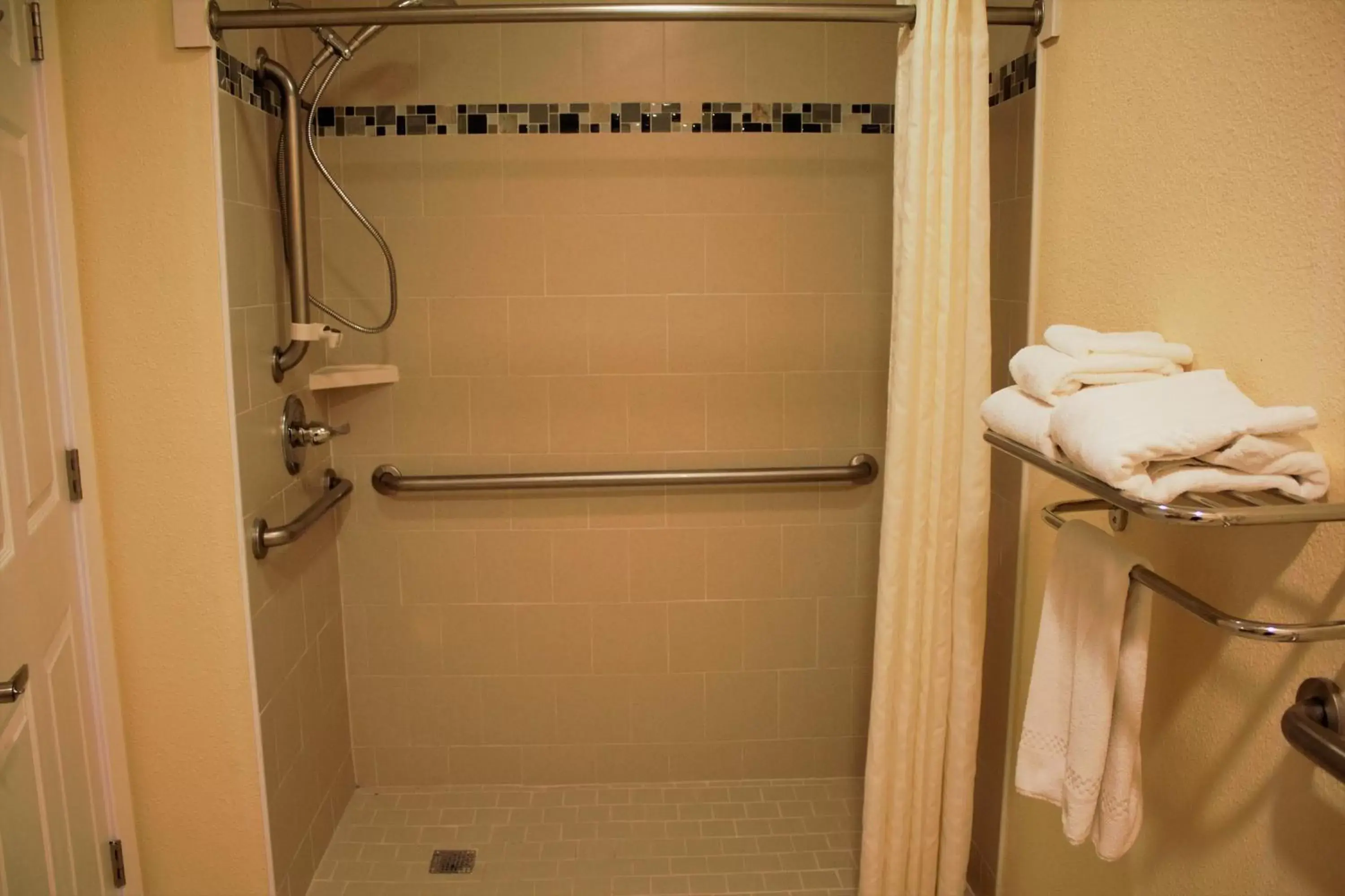 Shower, Bathroom in Oregon Trail Inn and Suites