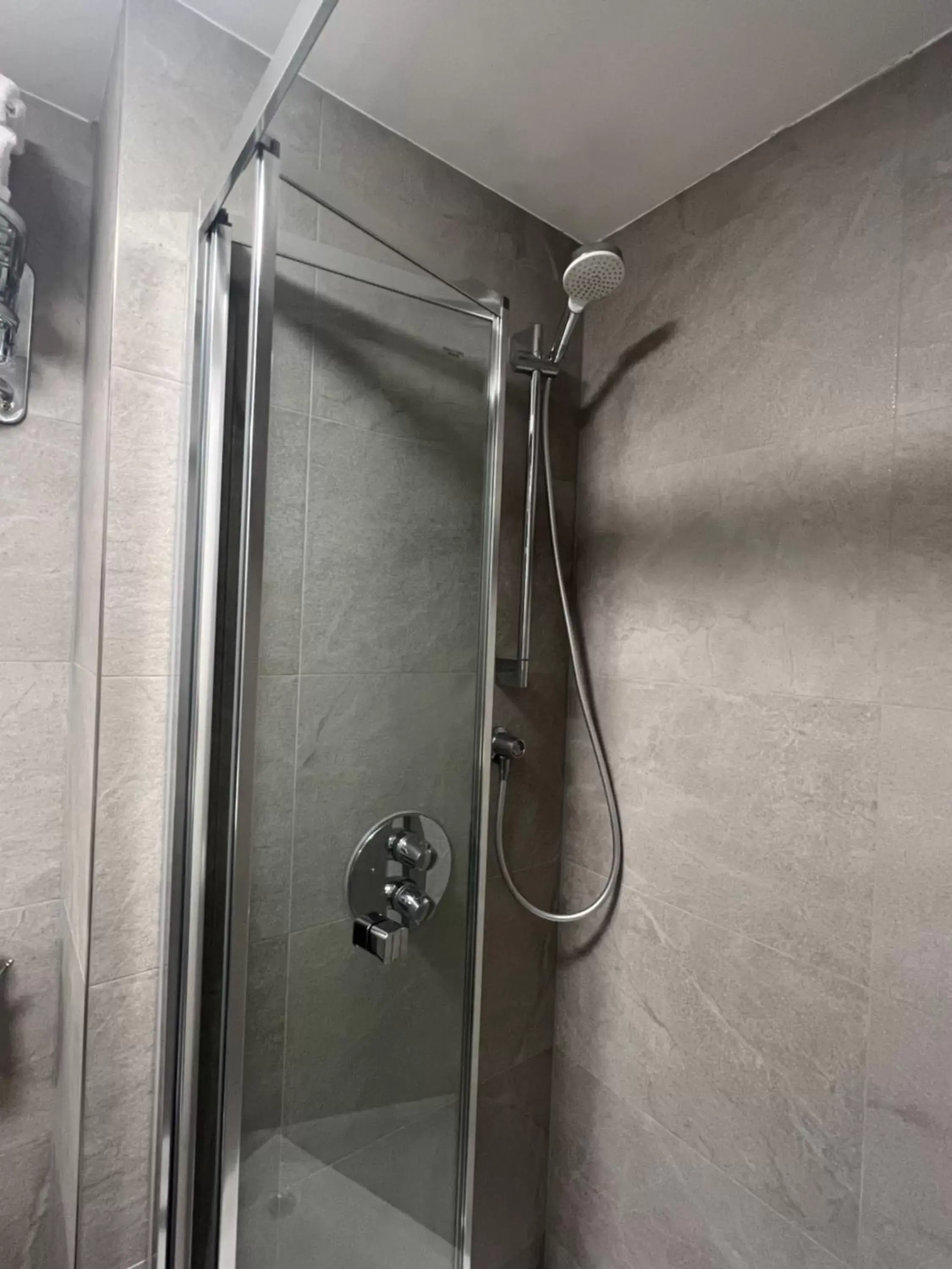 Shower, Bathroom in Hotel Cavendish