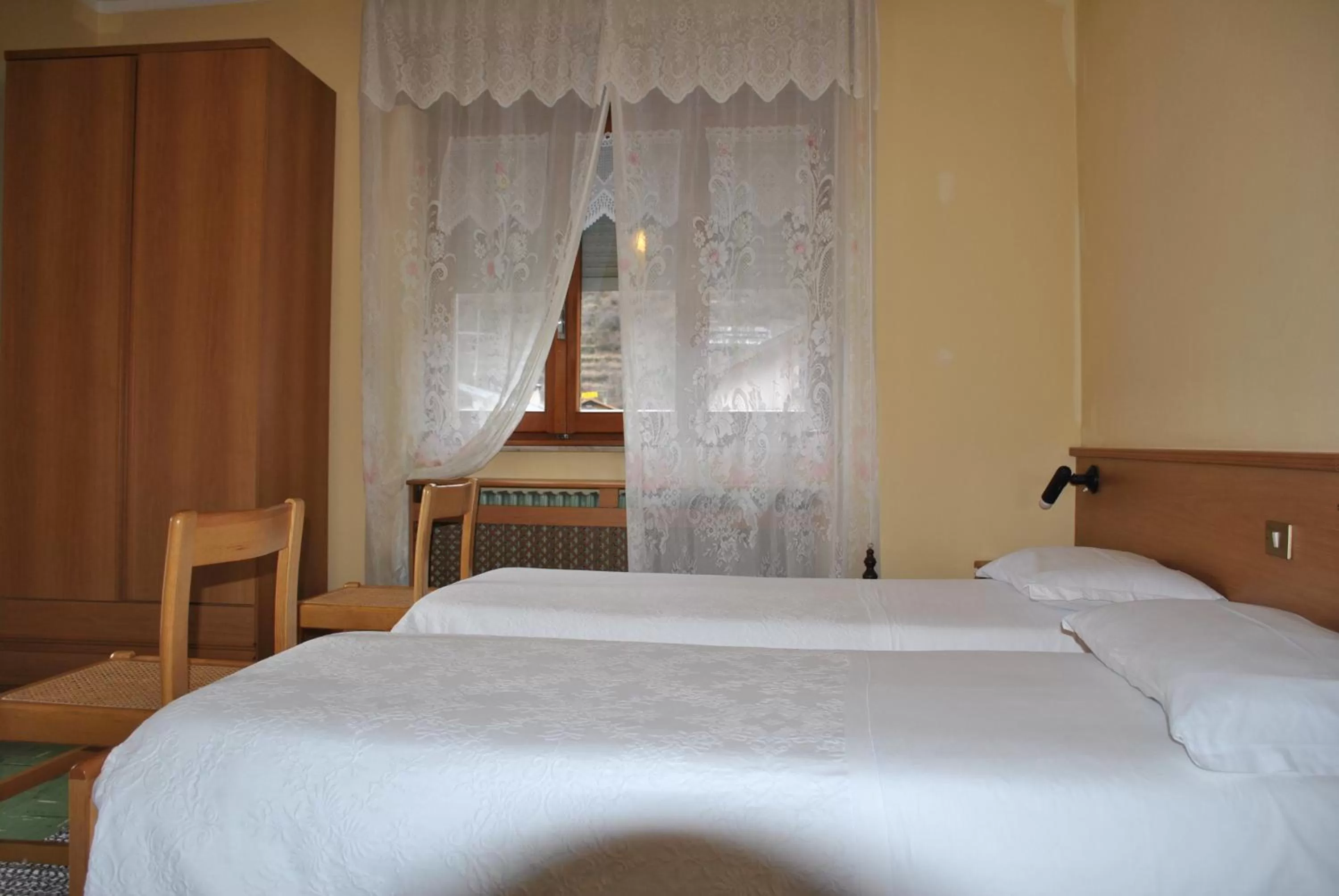 Bed in Albergo Motel Dosdè B&B