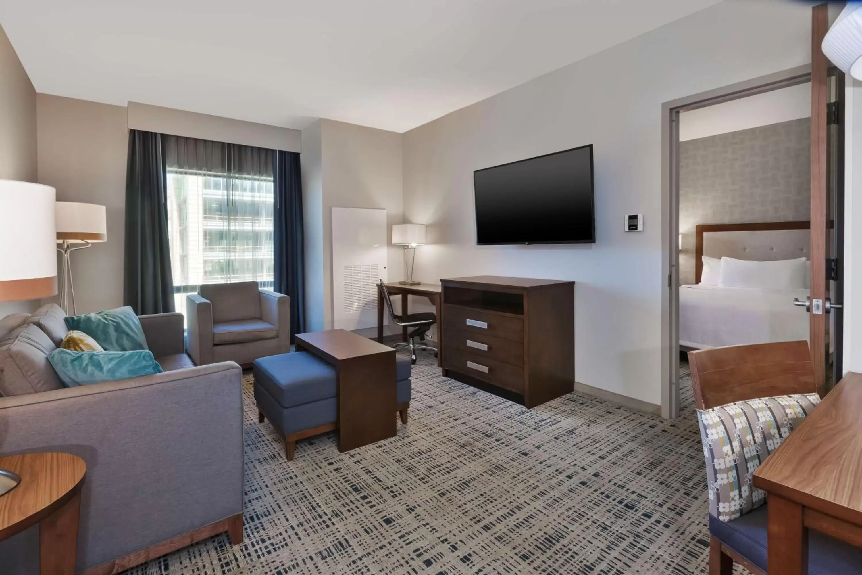 Living room, TV/Entertainment Center in Homewood Suites by Hilton Pittsburgh Downtown