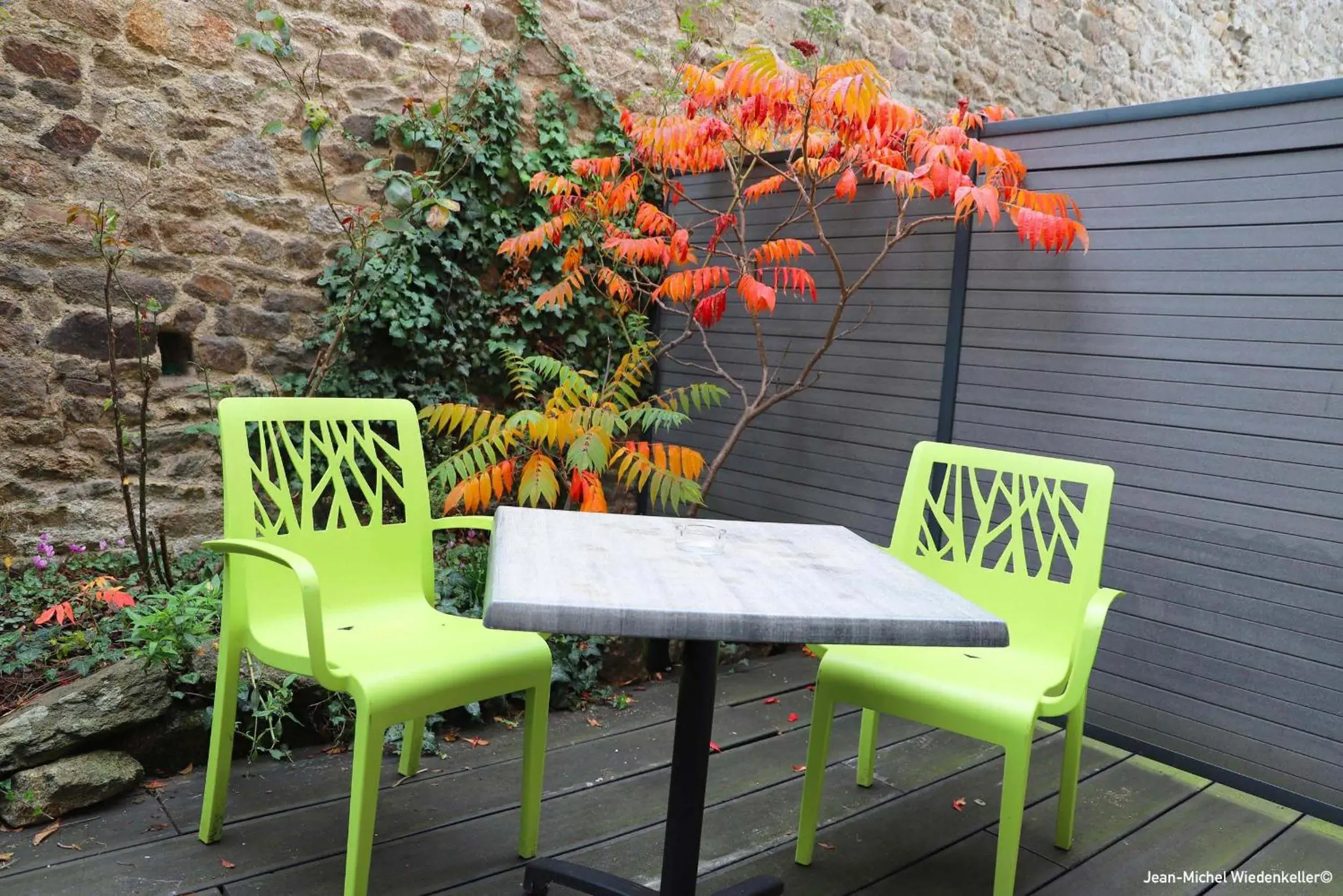 Patio in Hôtel du Château Dinan - Originals Boutique