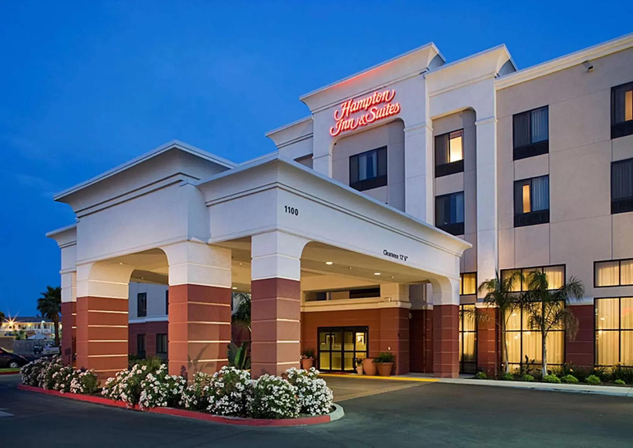 Property Building in Hampton Inn & Suites Tulare