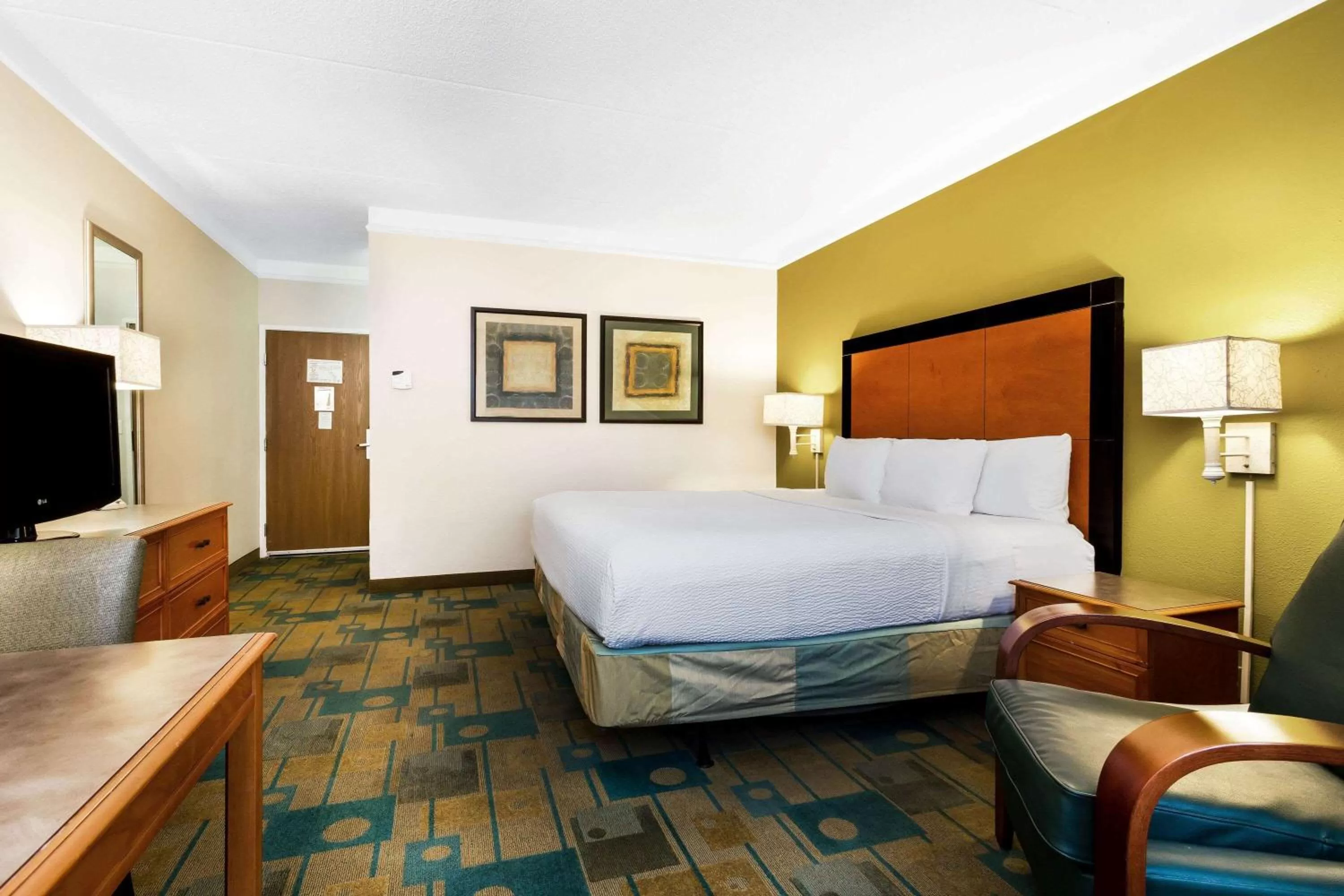 Photo of the whole room, Bed in La Quinta by Wyndham St. Pete-Clearwater Airport