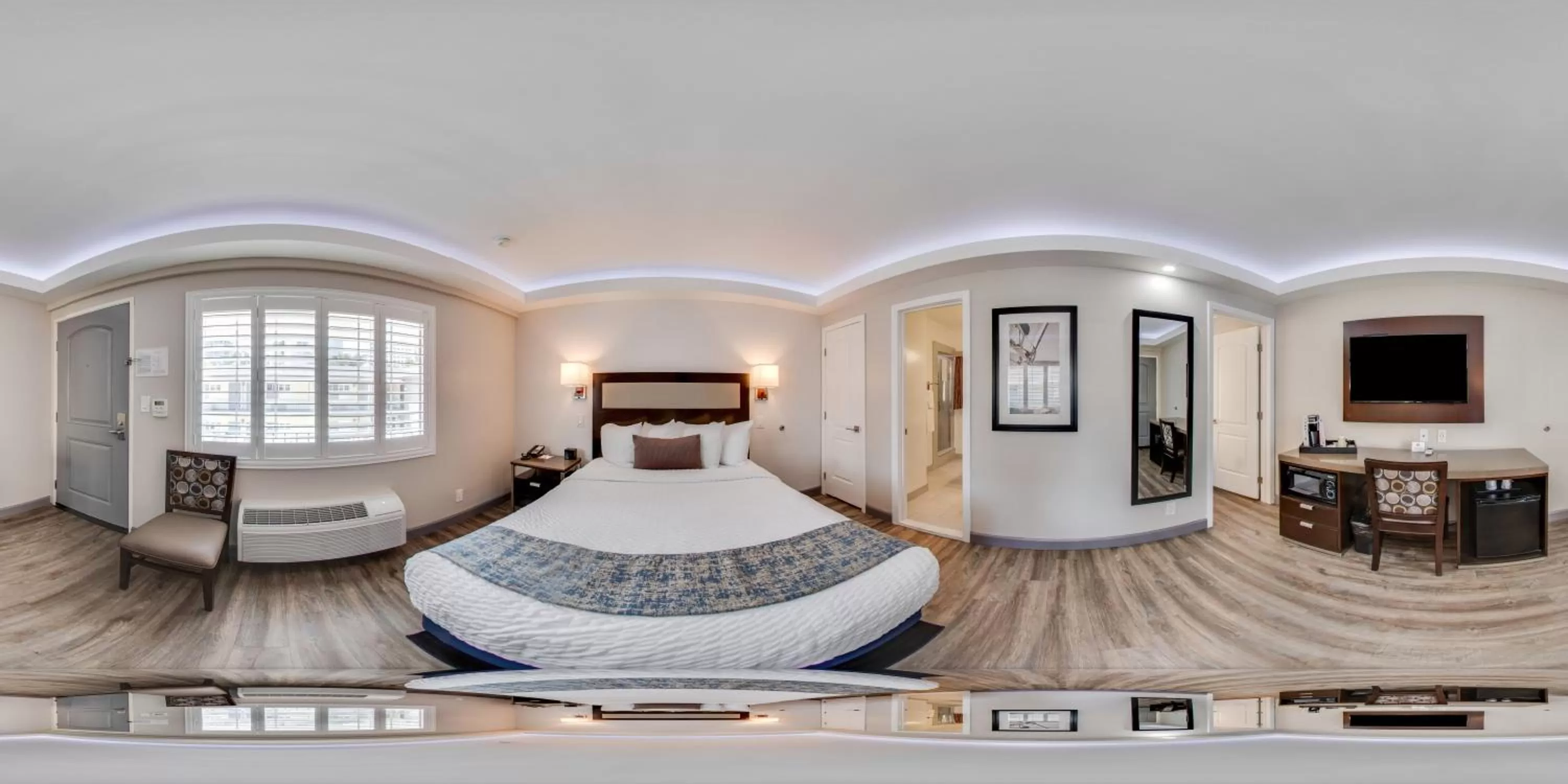 Photo of the whole room, Bed in Inn at 50 Long Beach Convention Center